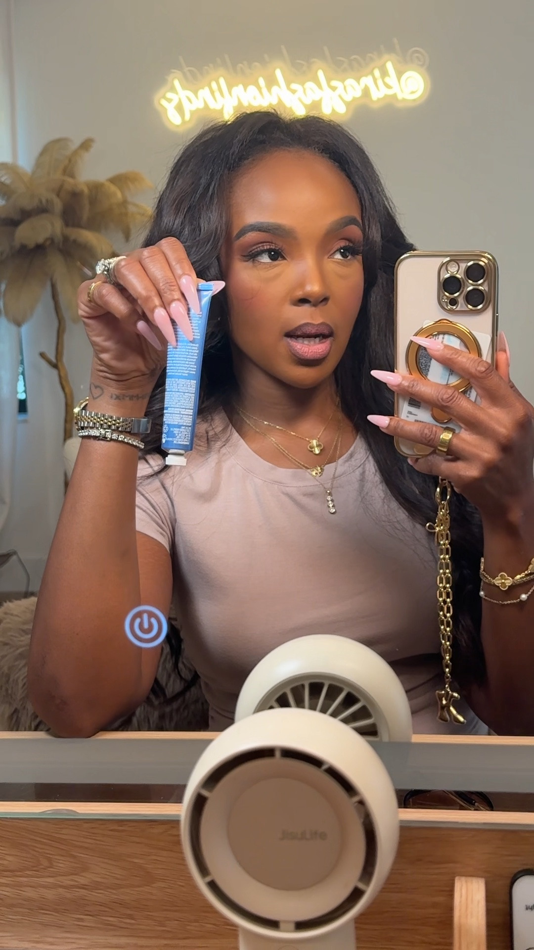 Scroll to shop! ✨ My favorite lip gloss. Everything is linked below.👇🏾

Desliza para comprar. ✨ Mi lip gloss favorito.

📲 Download the free LTK app & follow me @kirasfashionfinds to shop all my daily finds.

#LTKvlog #LTKgrwm #LTKBeauty