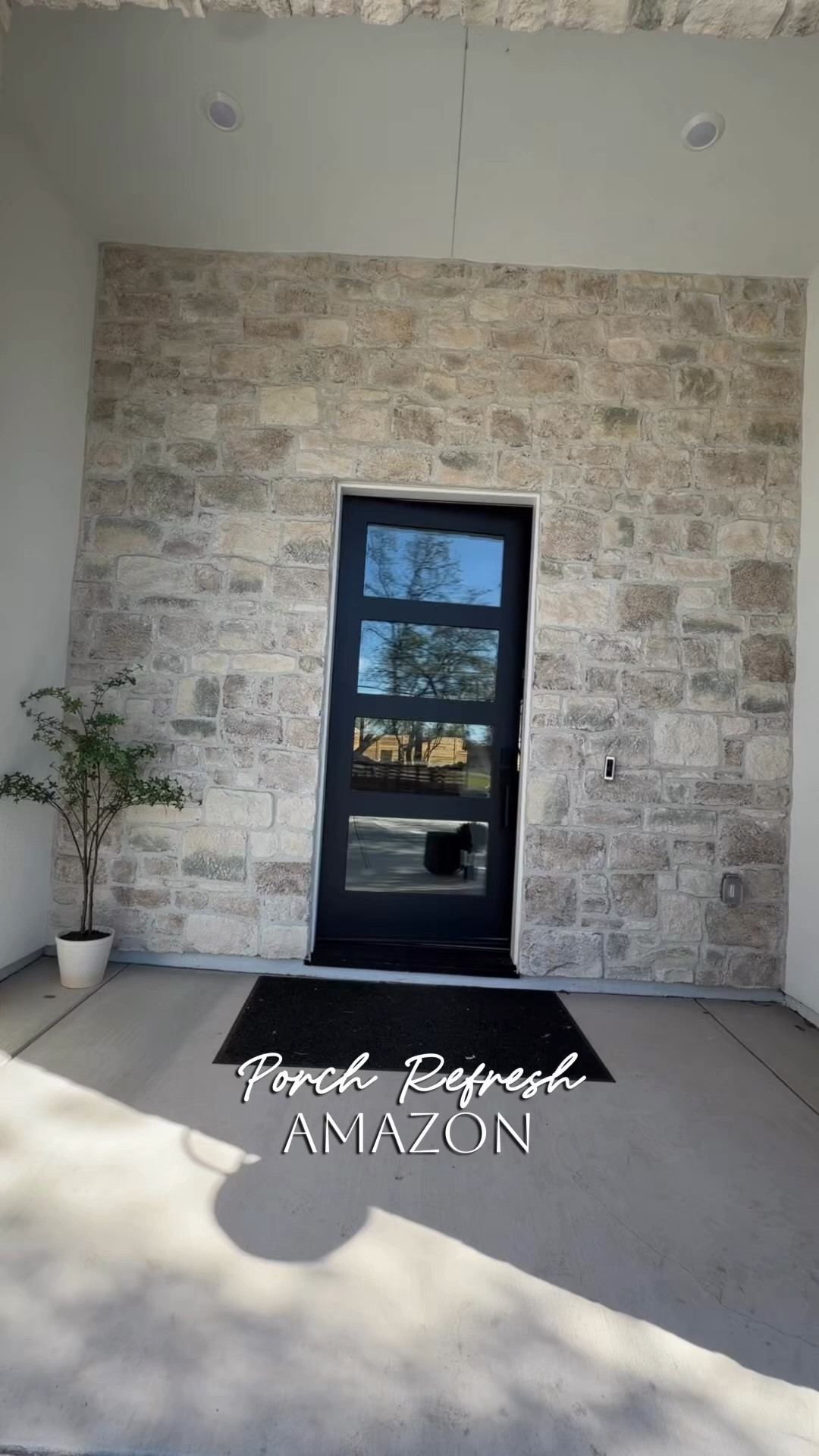 Amazon porch refresh 🌿 comment AMAZON and I’ll send you the details 

Who else has a front porch that you always forget to water?!? Just me? The perfect solution are these UV resistant faux boxwoods in these gorgeous planters!! Zero maintenance, yes please!!

