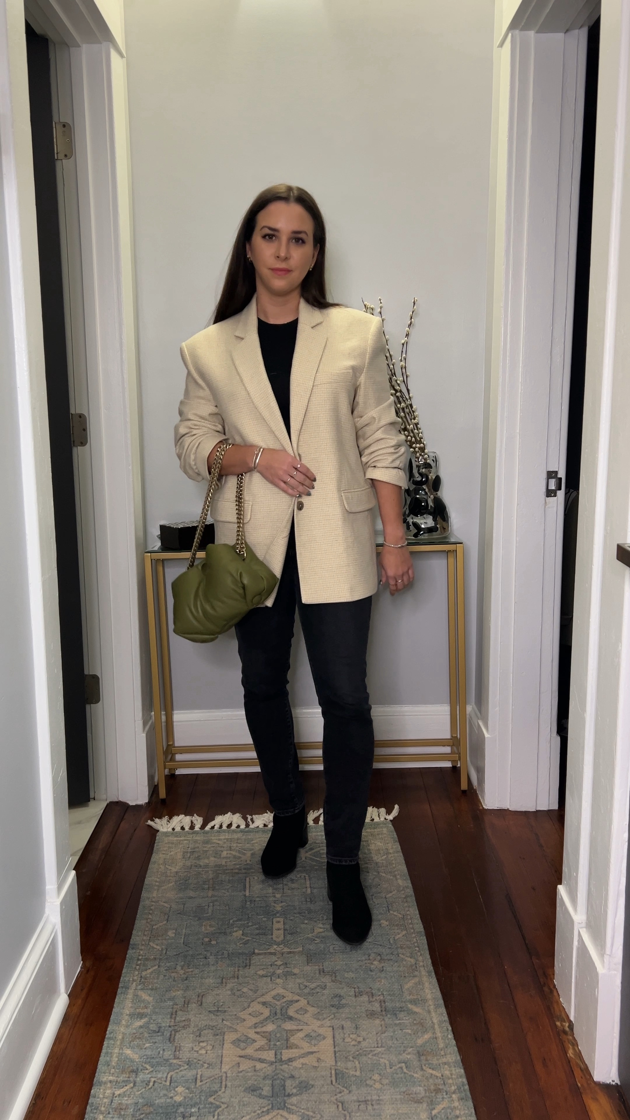 Oversized blazer. Cream blazer. Puffy bag. 

#LTKstyletip #LTKVideo #LTKfindsunder100