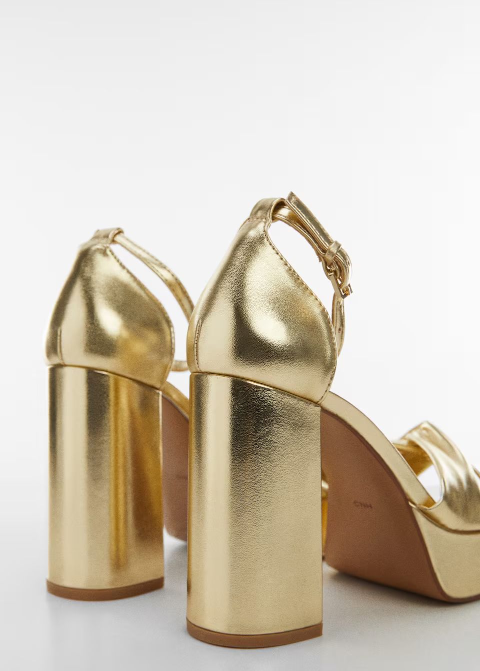 Sandales métallisées à talon -  Femme | Mango France | MANGO (FR)