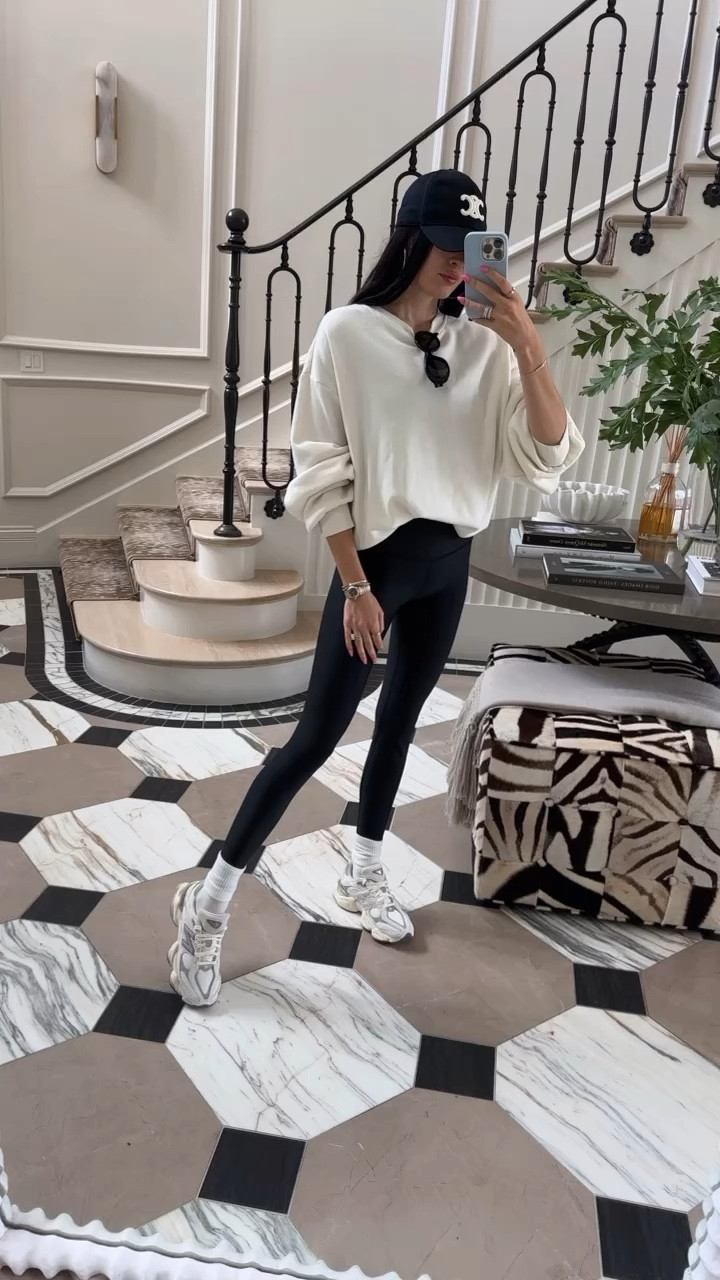 On the go OOTD 🤍🖤👟

#LTKSeasonal #LTKActive #LTKstyletip