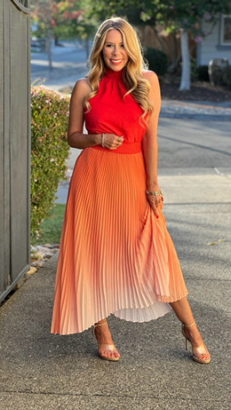 📌Pear-shaped petites…

this silhouette is your secret weapon! 

✔️A halter neckline highlights your shoulders and draws the eye upward
✔️A defined waist shows off your smallest point
✔️A skirt that skims over the hips with movement creates beautiful balance without adding bulk
✔️Add nude heels to elongate the leg line for a streamlined look

👌This style is also petite-friendly because the lighter, flowy fabric keeps the look from feeling heavy or overwhelming on a smaller frame. 

🛎️ keep an eye out for these details when dress shopping. 

🔗 here are some great options to try 🤍

#LTKOver40 #LTKWedding #LTKPetite