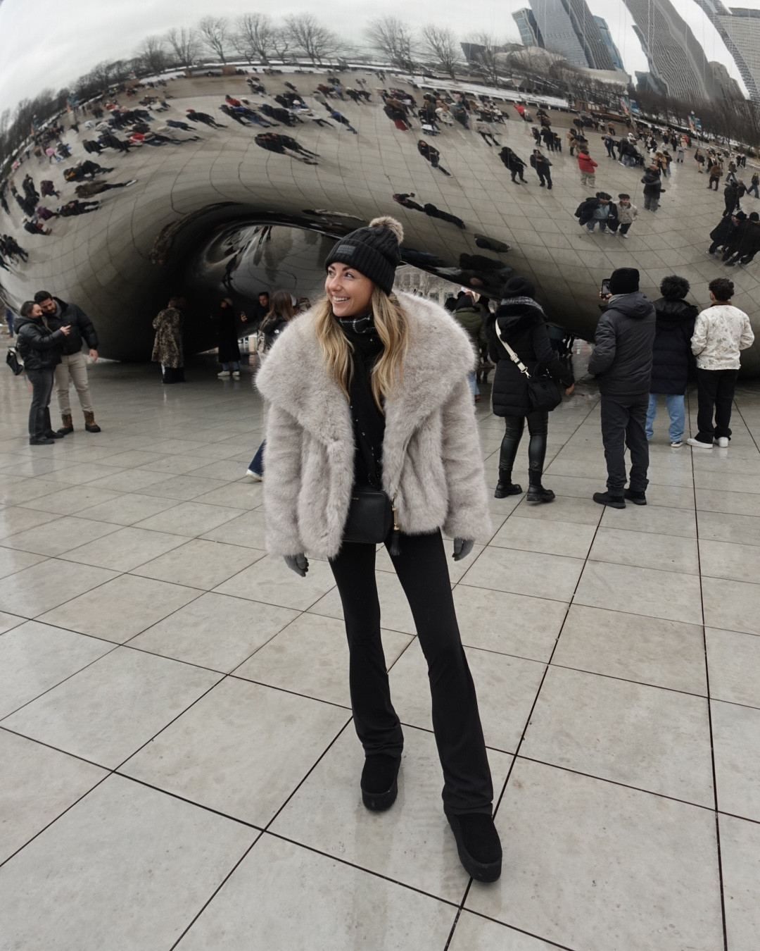 The Bean ☑️🤍 Cozy winter layers, black boots, and a faux fur moment for a Cloud Gate day. If you’re planning a Chicago weekend, Millennium Park is a must.

#Chicago #TheBean #CloudGate #MillenniumPark #ChicagoTravel #ChicagoWeekend #ThingsToDoInChicago #VisitChicago #ChicagoBucketList #WinterOutfit #WinterStyle #FauxFurCoat #ColdWeatherOutfit #TravelOutfit #CityBreak #MidwestTravel