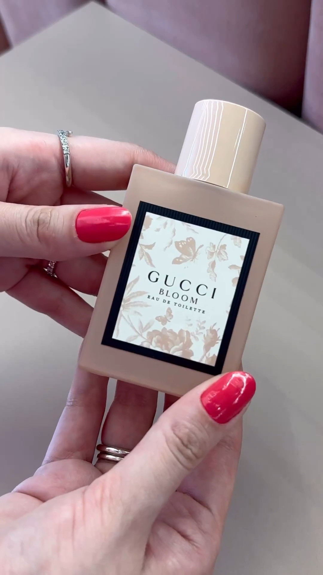 Bloom Eau de Toilette de Gucci Beauty! 🌸 já conhecem essa fragrância? 💖 lançada em 2022.

As notas de topo são: Néroli, Bergamota, Limão e Mandarina. As notas de coração são: Tuberosa, Jasmim, Flor de Laranjeira e Jasmim-da-Índia. As notas de fundo são: Almíscar e Sândalo.

#LTKbeauty #LTKbrasil