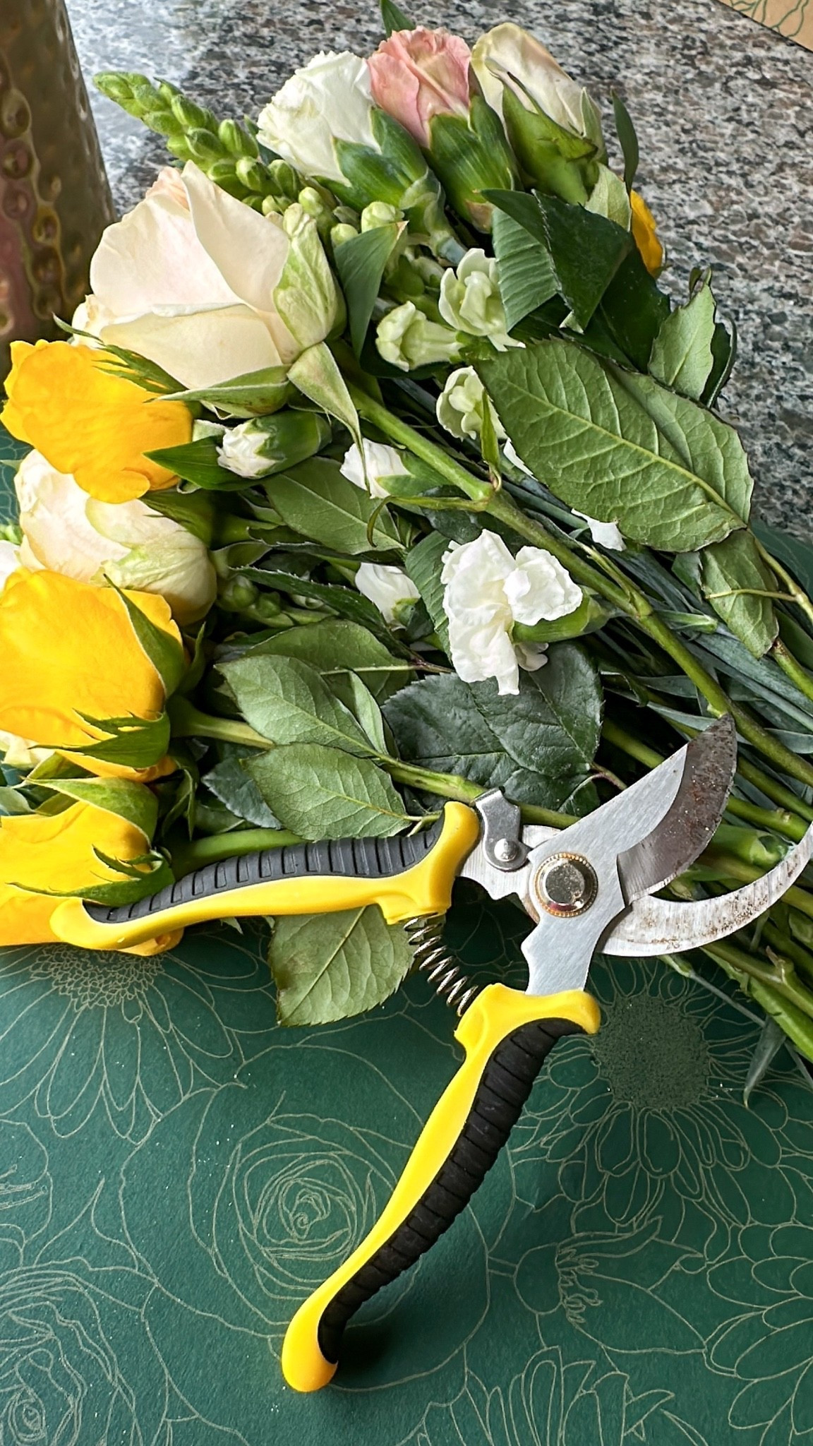 I love preparing my own flower arrangement for our table. These gardening shears make it really easy to prepare your flower arrangement. #gardening #shears #flowerarrangements #flowers