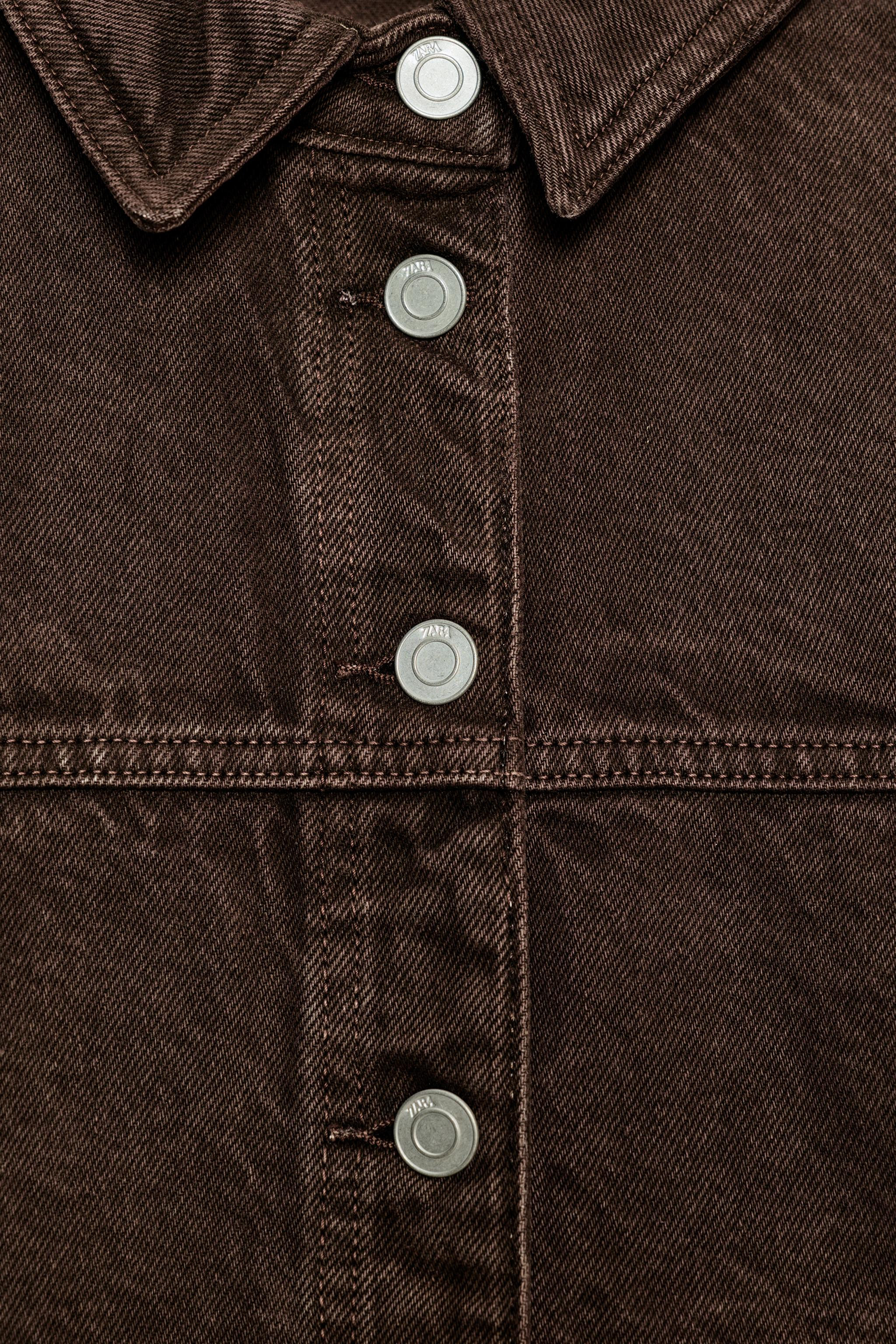 Jacke mit Reverskragen und langen Ärmeln. Aufgesetzte Vordertaschen. Metallknöpfe vorne. | Zara DE