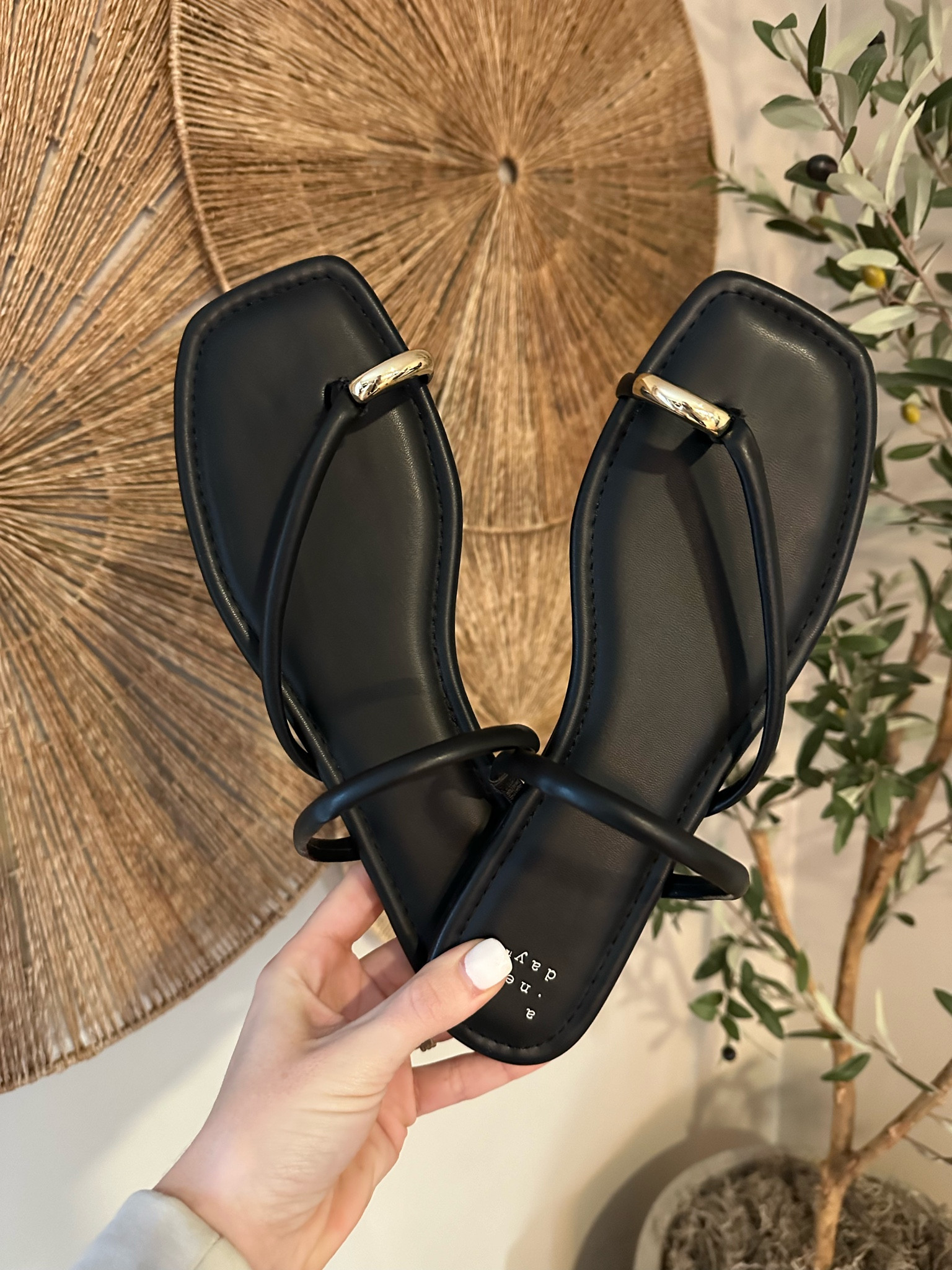 Loving the new sandals from Target. So chic 🤌🏻


#LTKfindsunder50 #LTKstyletip #LTKshoecrush