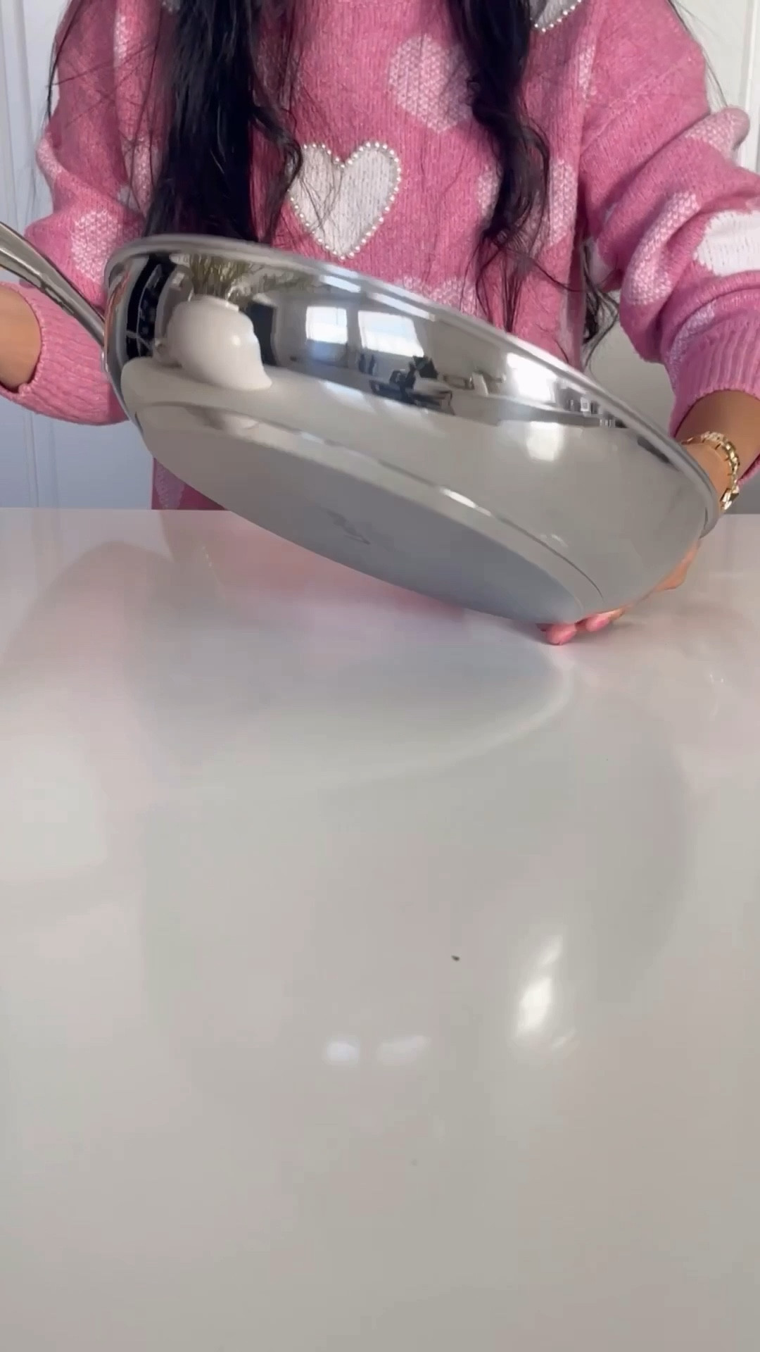 The cookware’s food contact surface is made from 316 medical-grade stainless steel (safer than standard 304-grade stainless steel), high-temperature resistant, corrosion-resistant, and non-stick.
• Five-layer thick base (three-layer base + two heat-conducting pads) – ensures quick, even heating across the entire pan, great heat retention, and fast heat conduction.
Entirely stainless steel body, easy to clean.
• No chemical coating, completely free of PFAS and other harmful chemicals, offering even higher safety.
• Cool-touch handle that provides excellent heat insulation, ensuring it stays cool to the touch.
• Speeds up cooking and reduces energy consumption (boils water about 50 seconds faster than other stainless steel pans on the market).
• Compatible with all stovetops – induction, oven, and dishwasher-safe. Can withstand up to 800°F.
• Lifetime warranty – 