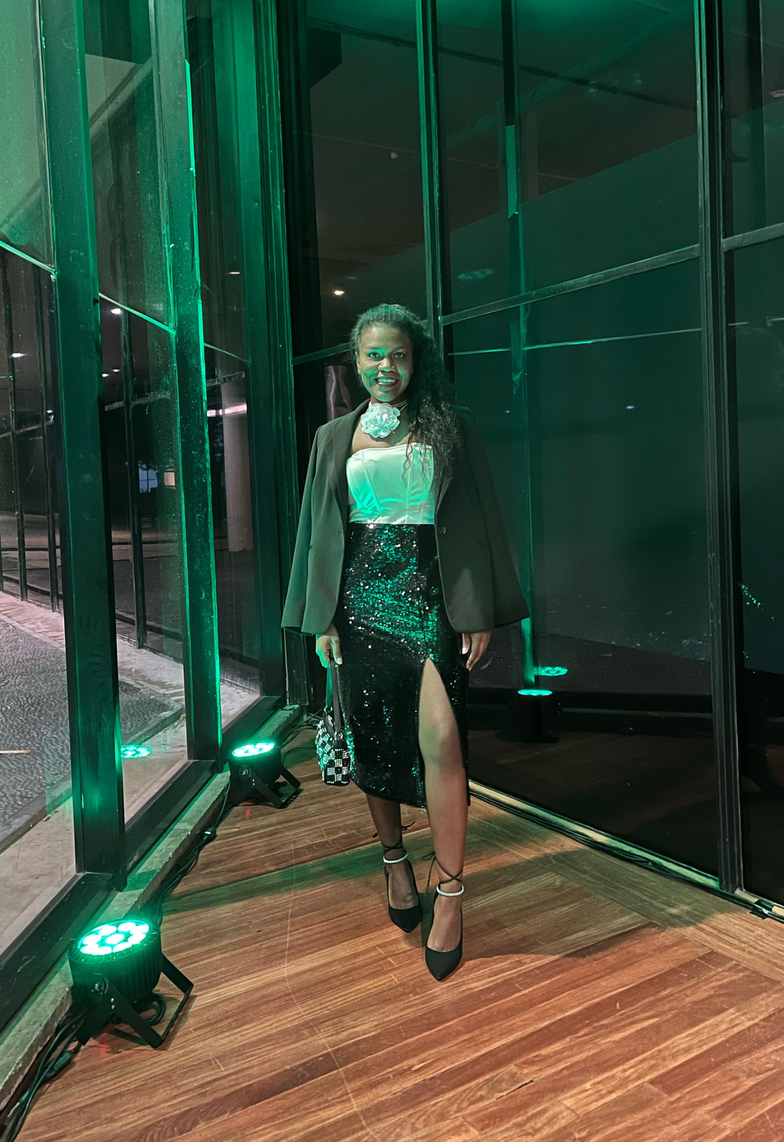 O cropped corset pode ser usado em looks elegantes também e como sempre digo: Scarpin dá uma emporada no look! 🤌🏾✨

#LTKshoes