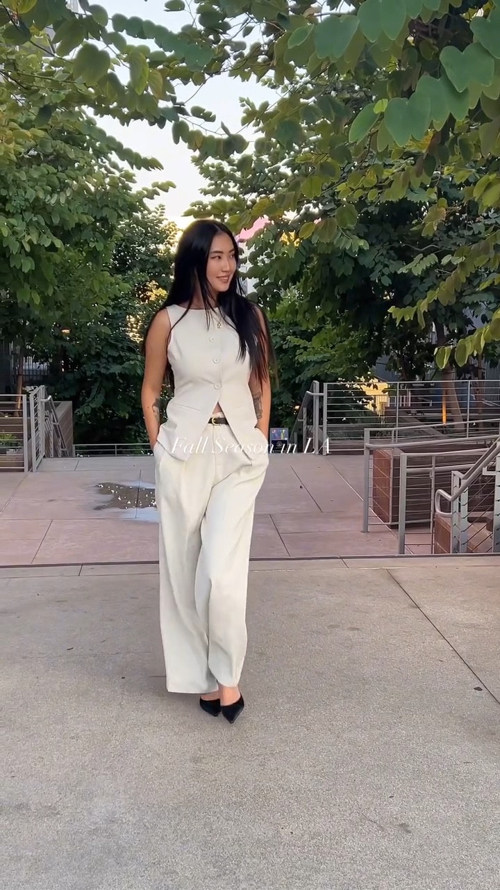 Fall Seasonin LA 🍂🍁
My size - XS
 • Height 5’5”
 • Bust: 33 inches (84 cm)
 • Underbust: 27 inches (69 cm) 
 • Waist: 26.5 inches (67-68 cm) 
 • Hips: 35.5 inches (90 cm)

#ootd #fall #style #classic #lifestyle #minimalist