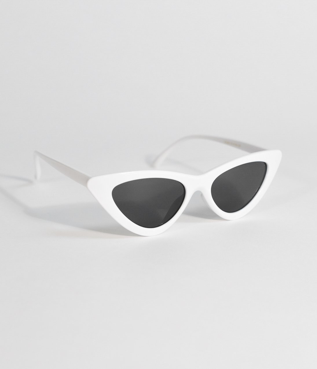 White Retro Cat Eye Sunglasses | UniqueVintage