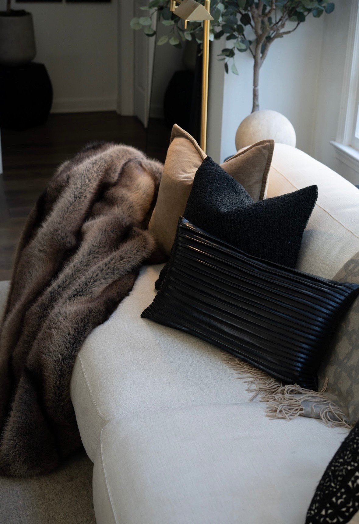 Iconic pieces don’t have to scream — they just show up and steal the scene.

These Wayfair finds are giving designer-level drama in the best way: sculptural silhouettes, bold contrast, rich texture, and that “where did you GET that?!” energy. The kind of decor that makes a room feel calm… but unforgettable.

#ad #wayfair #wayfairpartner @wayfair


#LTKHome #LTKdayinmylife #LTKmomlife