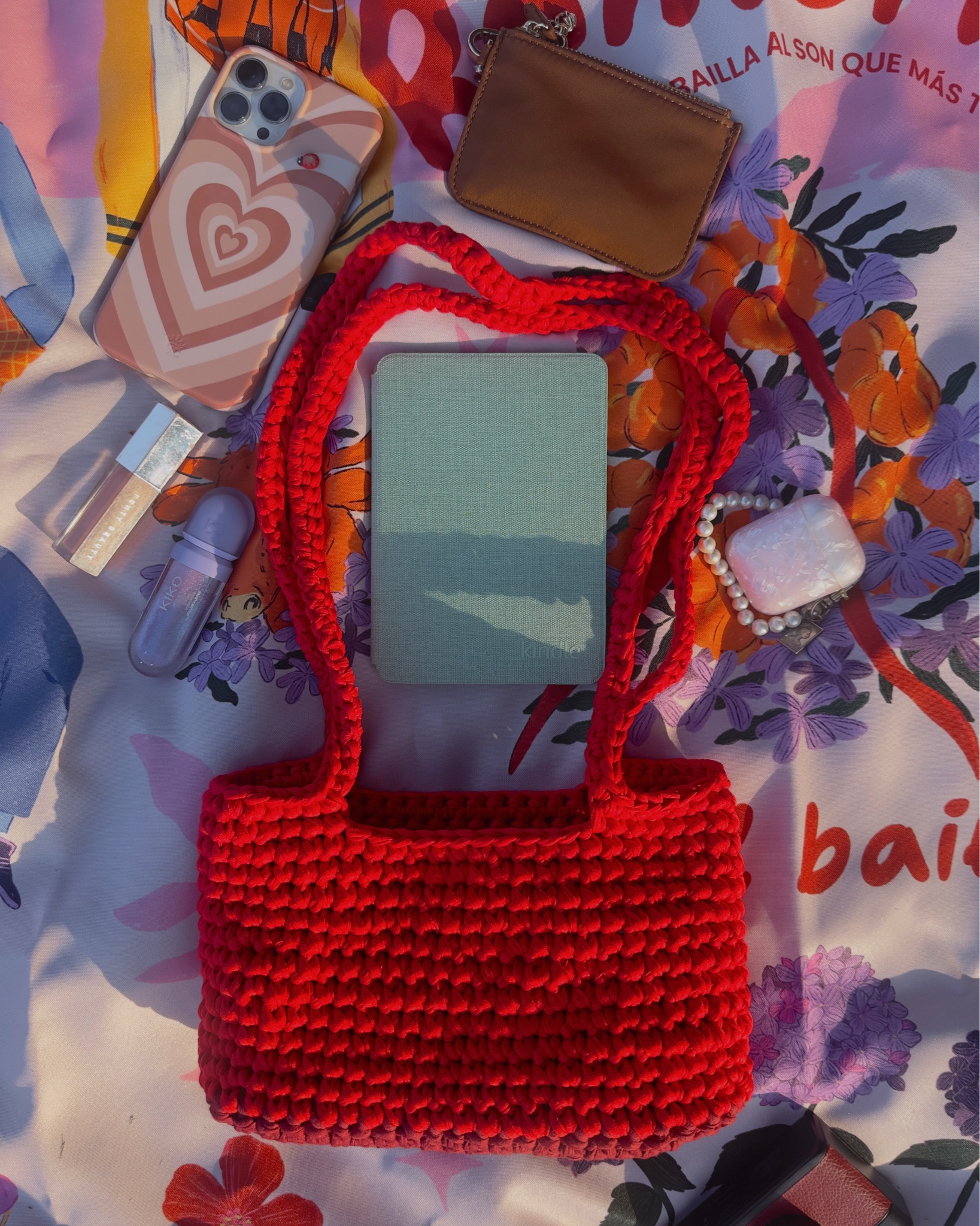 a little kindle / bag flatlay for you all ❤️‍🔥 if I can’t bring my kindle, I’m not going 🤭

#kindle #crochetbag #whatsinmybag #aesthetic #flatlay

#LTKBeauty #LTKItBag #LTKStyleTip