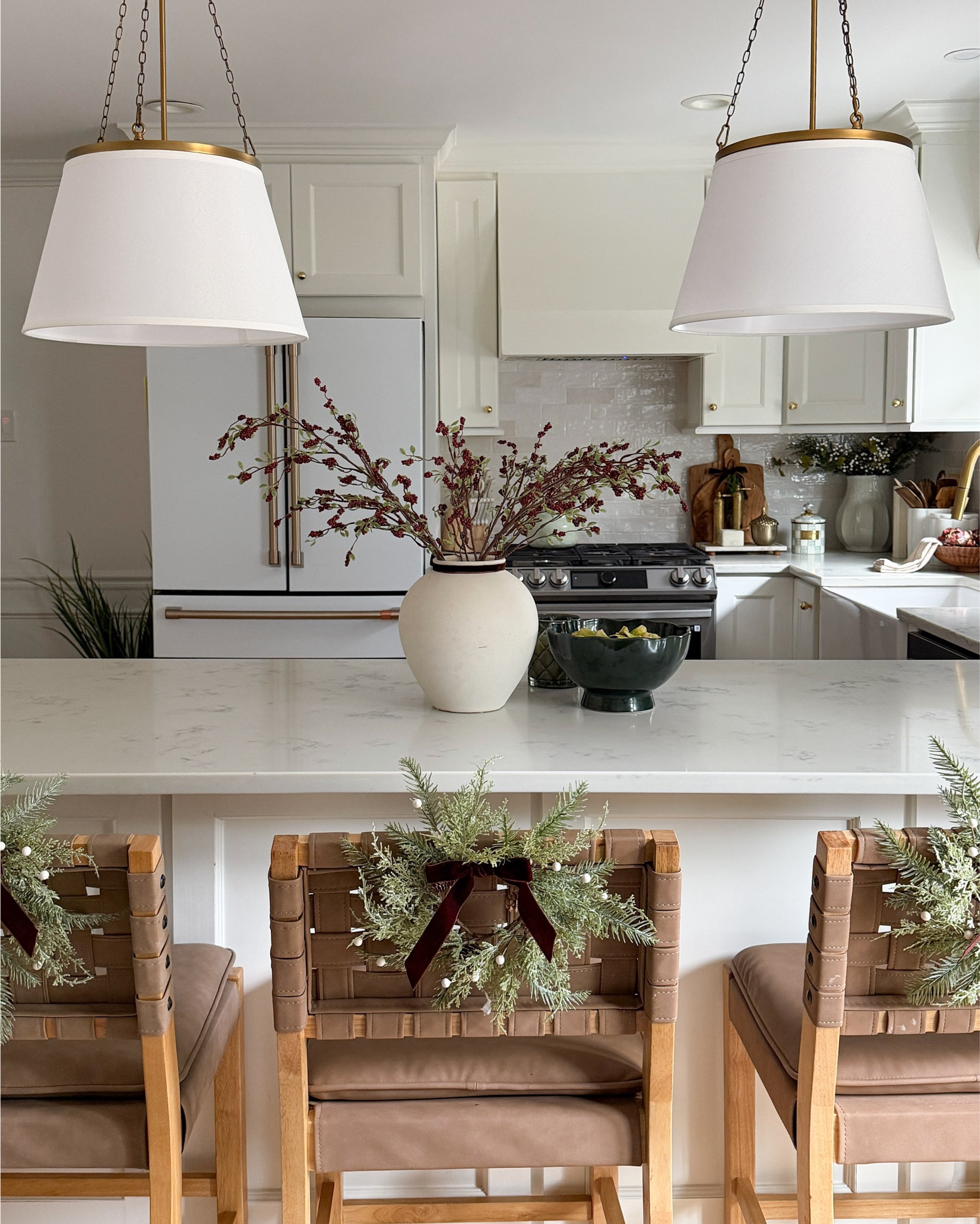A little mini tour stills of our holiday kitchen today… ✨
I kept everything super soft, neutral, and cozy — just those subtle seasonal touches that make the whole space feel warm without overwhelming it. Honestly… this might be my favorite version yet. 🍒

neutral holiday kitchen | kitchen styling ideas | kitchen holiday decor | cozy home aesthetic | modern organic home | kitchen tour | holiday decorating ideas