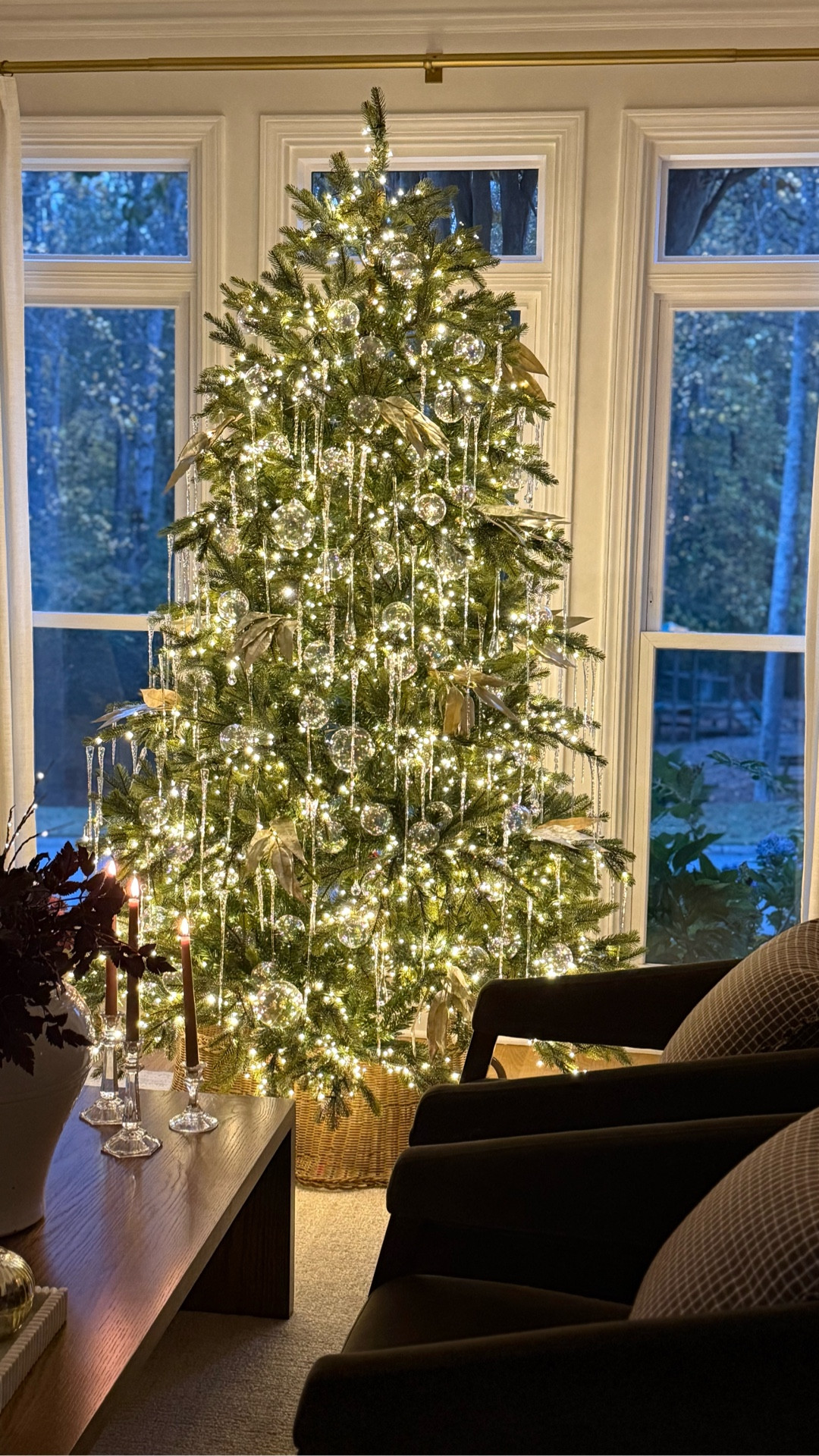 I can’t get over this magical @kingofchristmas tree. The glow. That sparkle. 😍 #gifted

This is their newest twinkle tree, the Silverpeak Fir. It also has colored lights with a pastel version!  

#kingofchristmas #howiholiday #iciclechristmastree 


#LTKHome #LTKHoliday