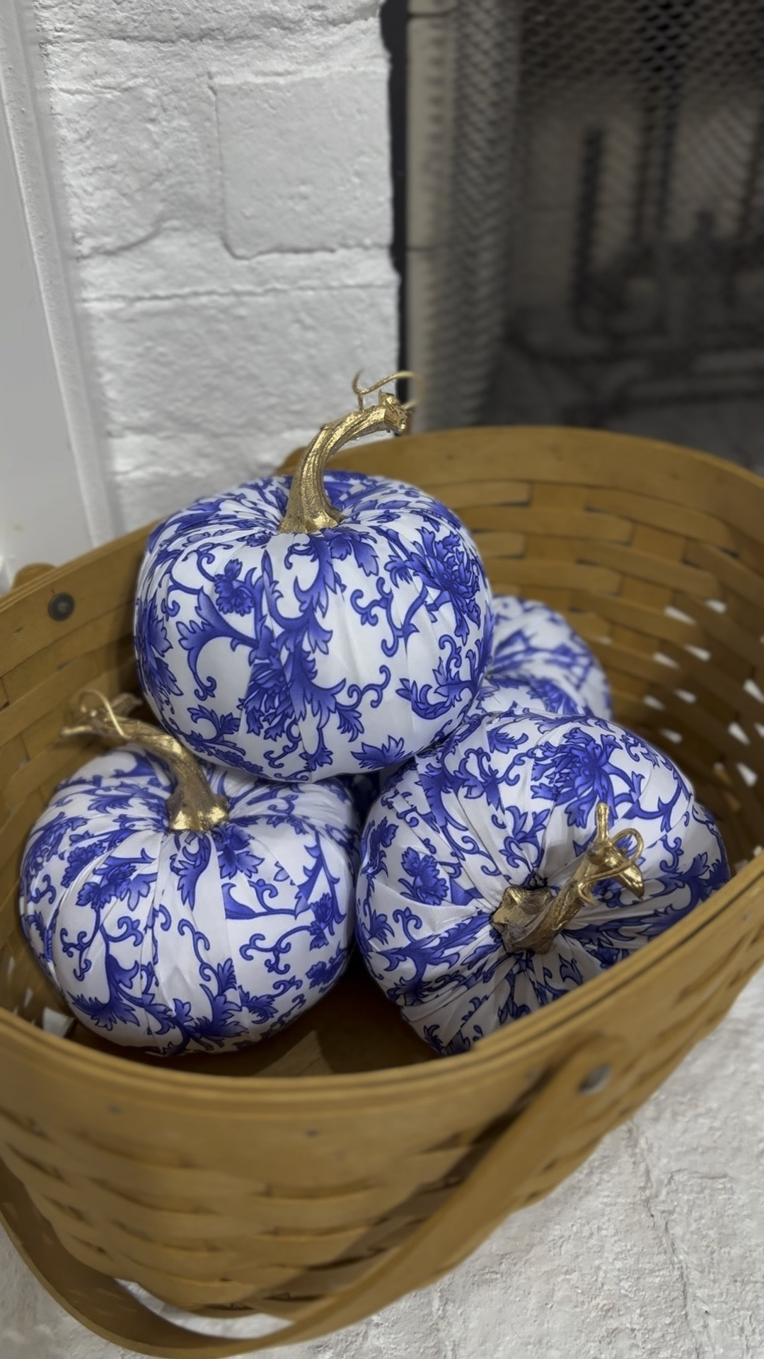 Cute blue and white fall pumpkin decor 💙


Home, home decor, fall decor, fall, living room, 

#LTKFindsUnder50 #LTKVideo #LTKHome