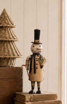 Oh my gosh, what is this cute snowman? It looks like he’s metal. He looks vintage. I’m obsessed holiday decor Christmas decor.

#LTKSaleAlert #LTKHome