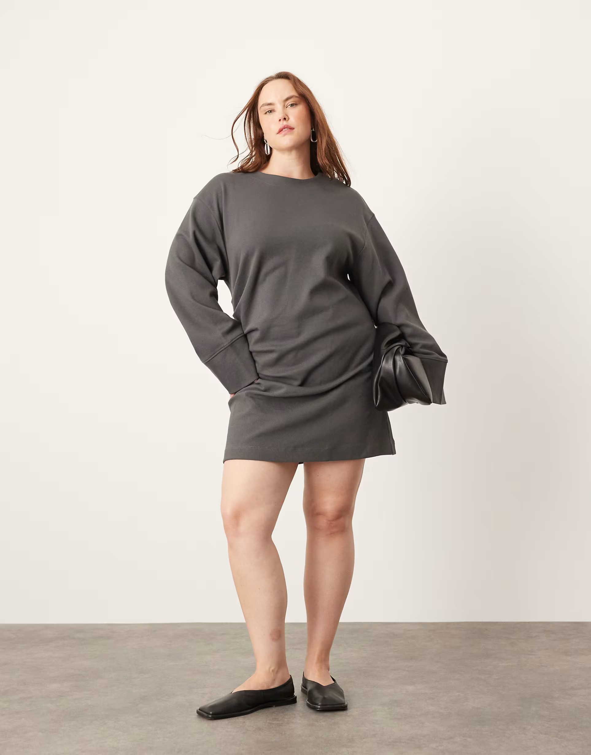 ASOS EDITION Curve – Hochwertiges, langärmliges Jersey-Minikleid in Anthrazit | ASOS (Global)