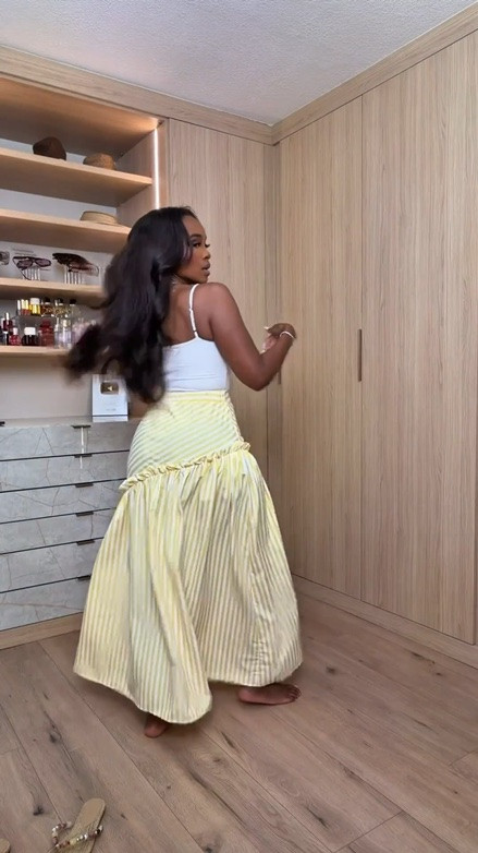 🍋 SUNSHINE IN AN OUTFIT 🍋

This striped skirt instantly caught my eye. Paired with a simple white tank, it creates that effortless summer look that feels feminine, fresh, and so easy to wear.

✨ Where to wear:
• Sunday brunch
• Farmers markets
• Vacation strolls
• Coastal getaways
• Summer lunches
• Weekend plans

Sometimes the prettiest outfits are the simplest ones.

Everything is linked below!

xx Kira | IG: KirasFashionFinds

34D - 27 - 40 • Size Small or 4