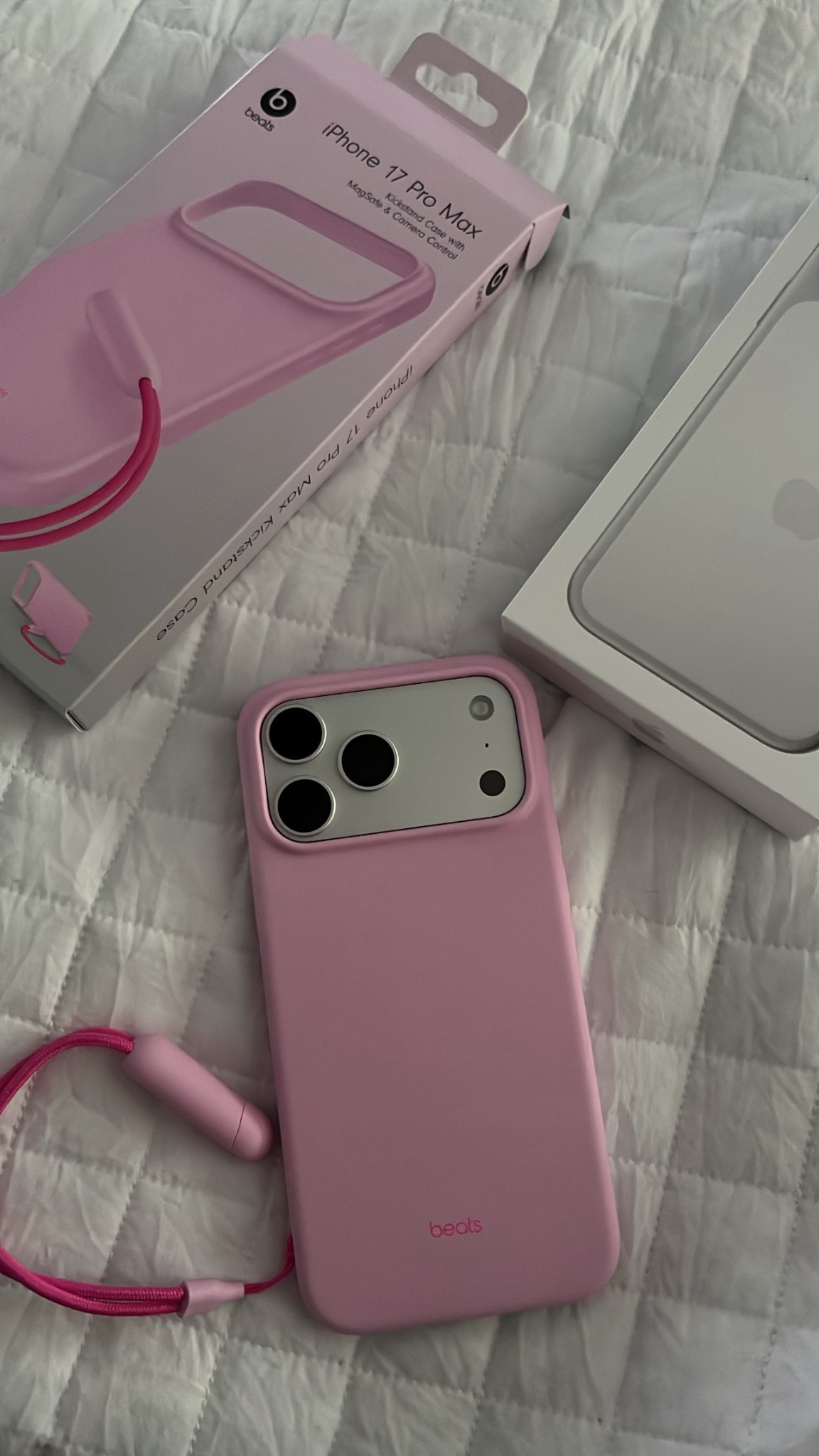 Beats PINK case! 🎀📱 #iphone17promax #iphone17promaxcase 
