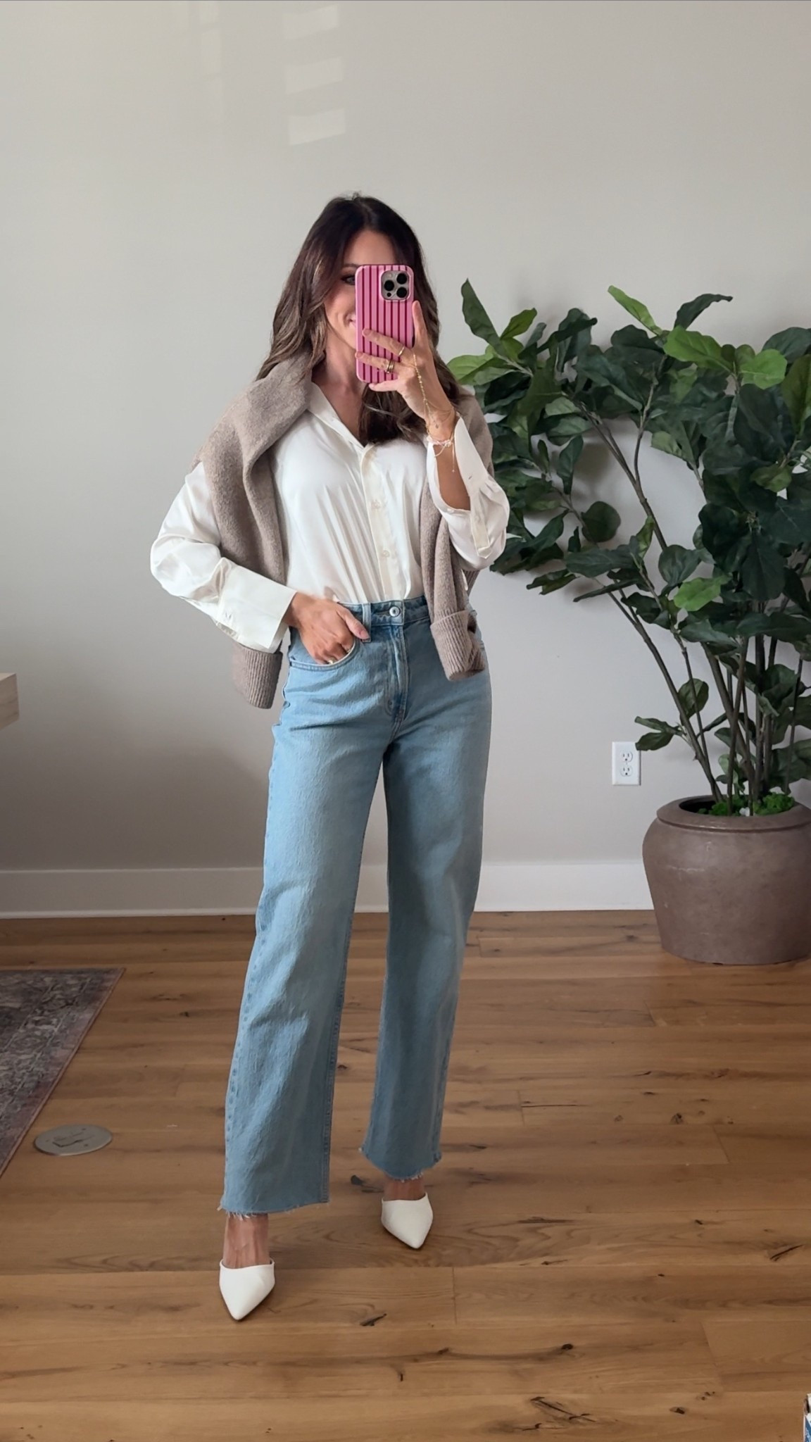 Abercrombie 90’s frayed hem jeans wearing size Size 25 short. 


#LTKdayinmylife #LTKootd #LTKmomlife