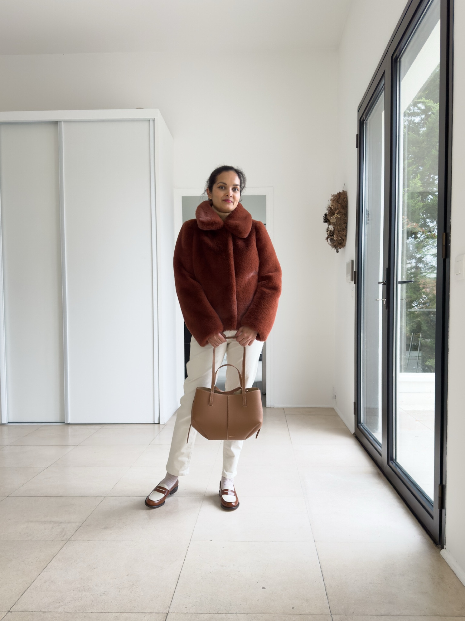 Manteau fausse fourrure Boden 
Jean blanc Boden 
Mocassins Jules et Jenn
Cabas Cyme Polene Paris

#LTKfrance #LTKeurope