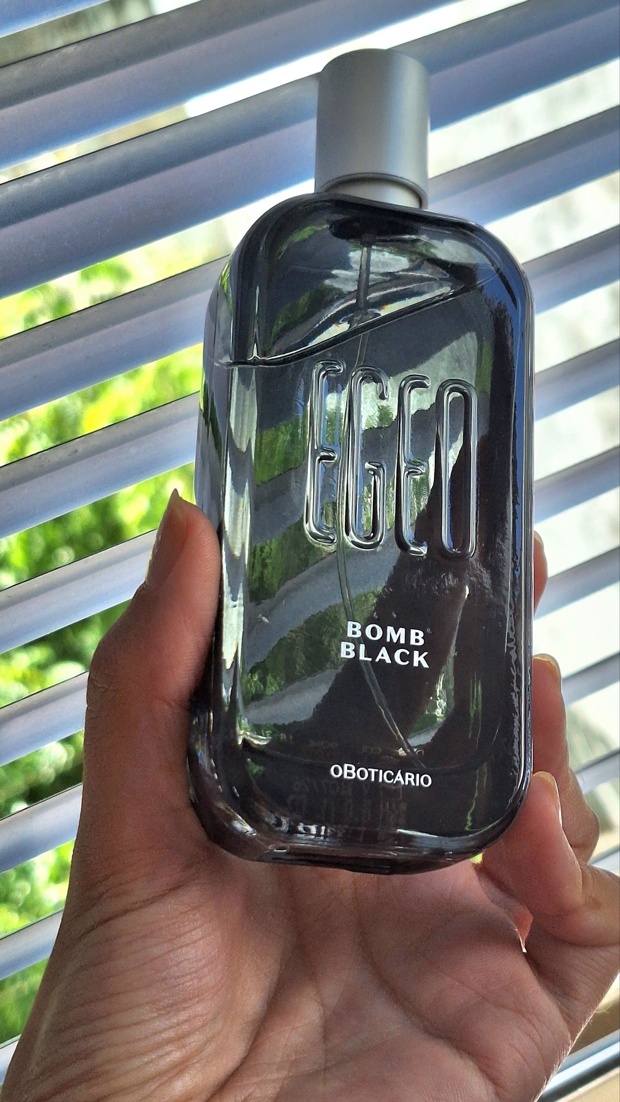 Cheirinho do dia ✨️🫧 por mais que esta seja uma fragrância masculina o Egeo Bomb Black é ideal para quem ama notas mais adocicadas como o caramelo e a baunilha. Como eu adorei essa fragrância em mim, eu uso muuuiito. 😁A combinação perfeita entre as notas de Couro que são realçadas com o acorde Sugar Booster Caramel, que traz potência e intensidade para a fragrância através de uma explosão de caramelo, com pitadas de Sal e Baunilha.Seja livre para usar a fragrância que você quiser. Masculina ou feminina, no final é você que escolhe qual mais de agrada. 😉

#LTKGiftGuide #LTKbeauty #LTKbrasil