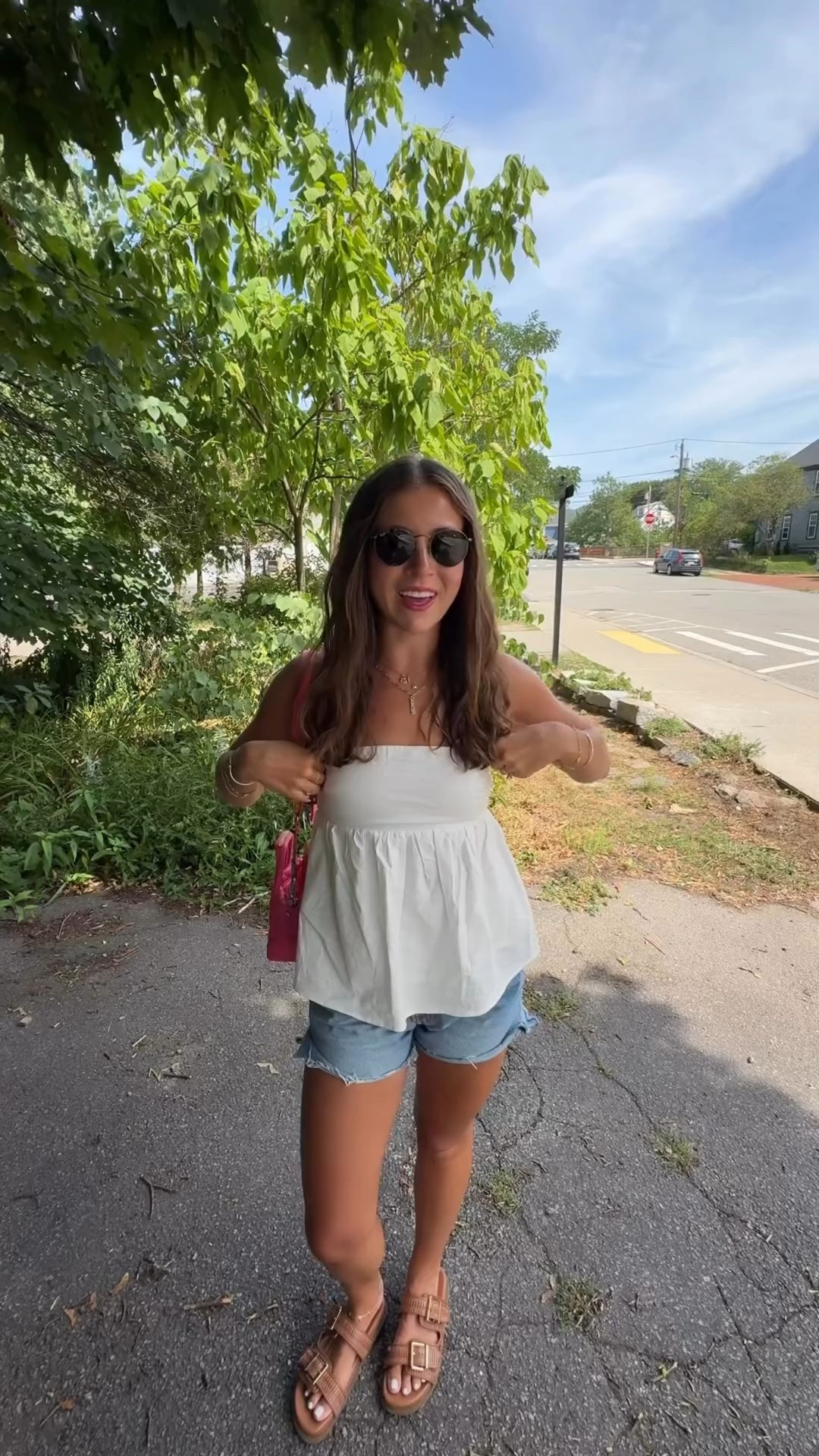 A summer ootd🫶🏼🦪🍸
.
.
.
#summerootd #casualootd #summeroutfitideas #summeroutfits #jeanshorts #summerootds #ootd