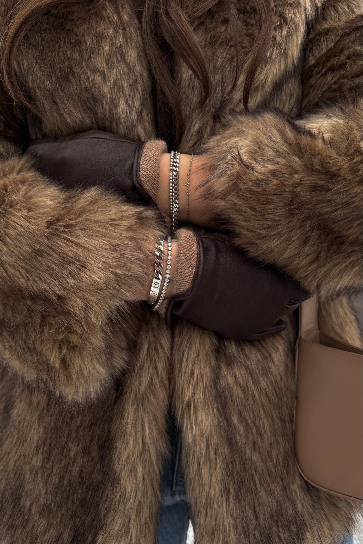 hot coffee + faux fur coat szn☕️🧸

#effortlesschic #neutralstyle #winteroutfit