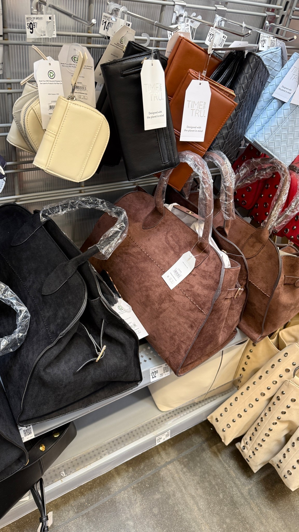 Spotted the popular The Row Margaux Bag lookalike in Walmart 😍🤎🖤 cute Mother’s Day gift as well under $50

Suede handbag tote shoulder bag classic classy spring Time and Tru

#LTKWorkwear #LTKMothersDay