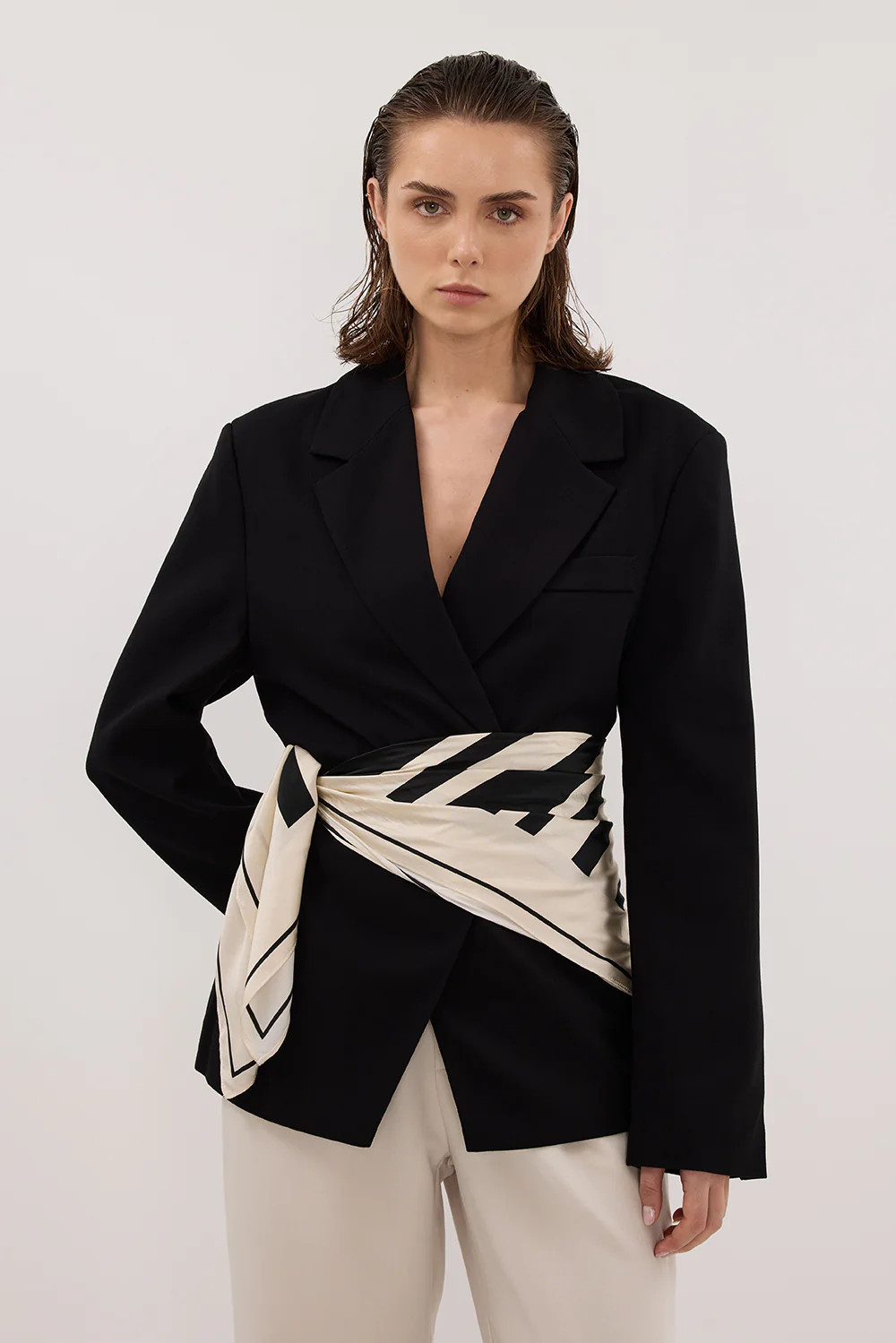 SURI BLACK CINCHED BLAZER | DISSH