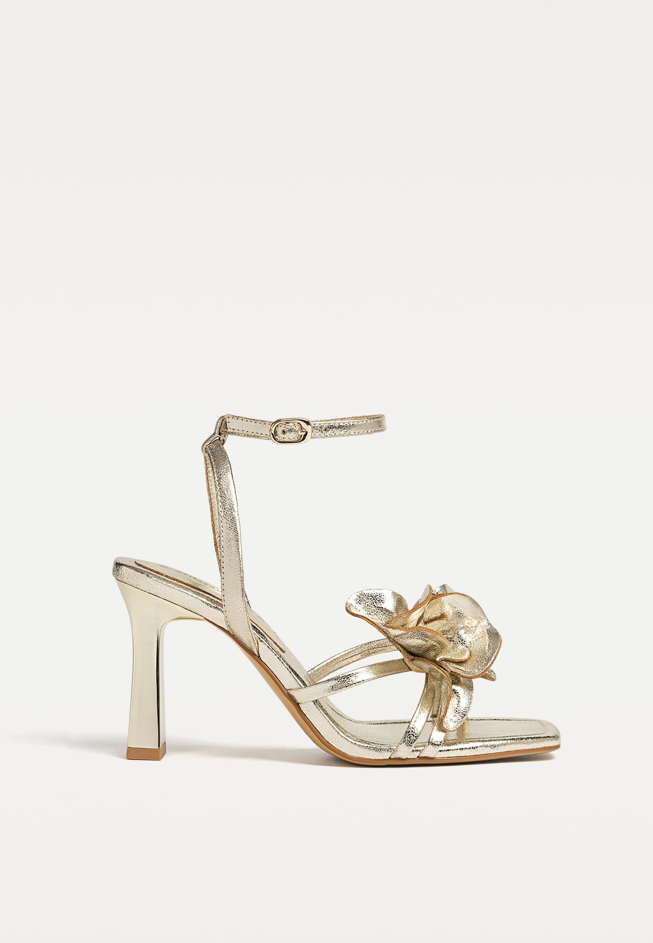 Sandalen mit Absatz und Blumendetail | Stradivarius DE