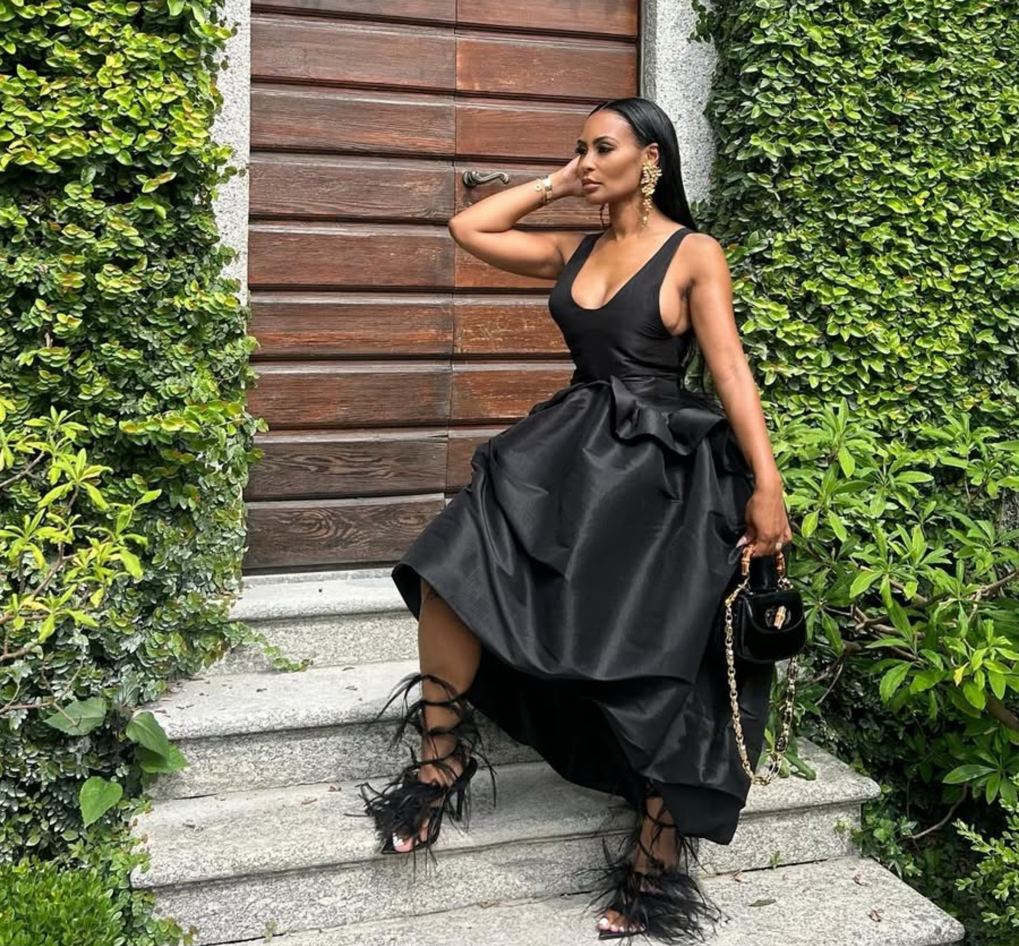 You ask, we answer ! @ulovemrsedwards says, “Good afternoon, where can I find this gown? Thank you” @chinchillyonstyle enjoyed Italy wearing a $760 @kikavargas_ X @ssense dress. Find  link to purchase in our bio. Thoughts?
🎥 IG/Reproduction #chinchillyonstyle #chinchillyfbd #chinchilly 