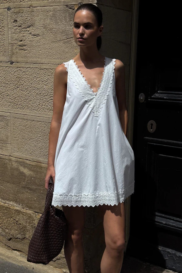 ANNABEL WHITE SLEEVELESS V NECK MINI DRESS | DISSH