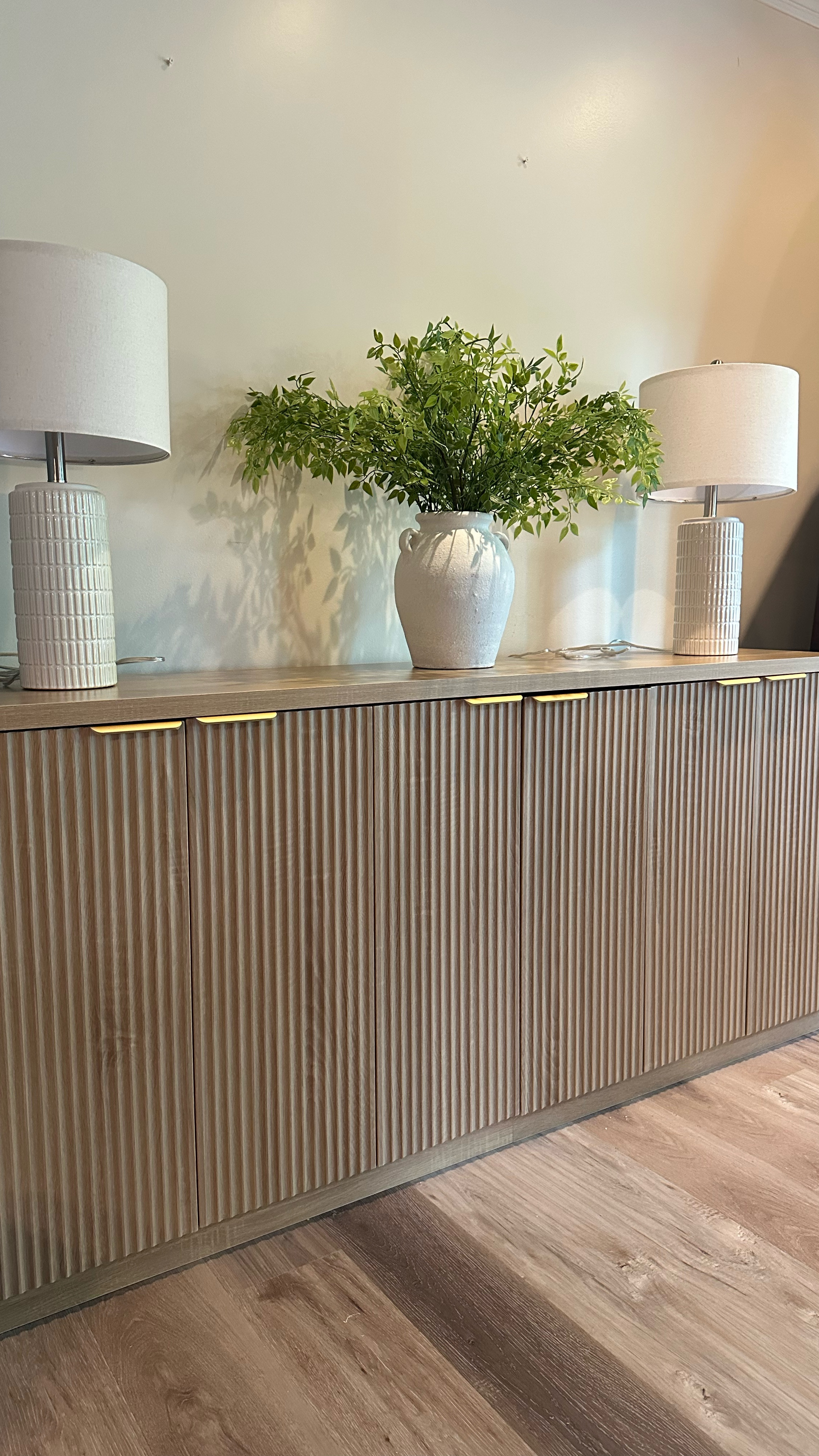 Loving how this flutter buffet pulls together the style at this Lakehouse!

#fluted #flutedfurniture #buffet #sideboard #modernfurniture #dining 

#LTKHome #LTKSeasonal #LTKStyleTip