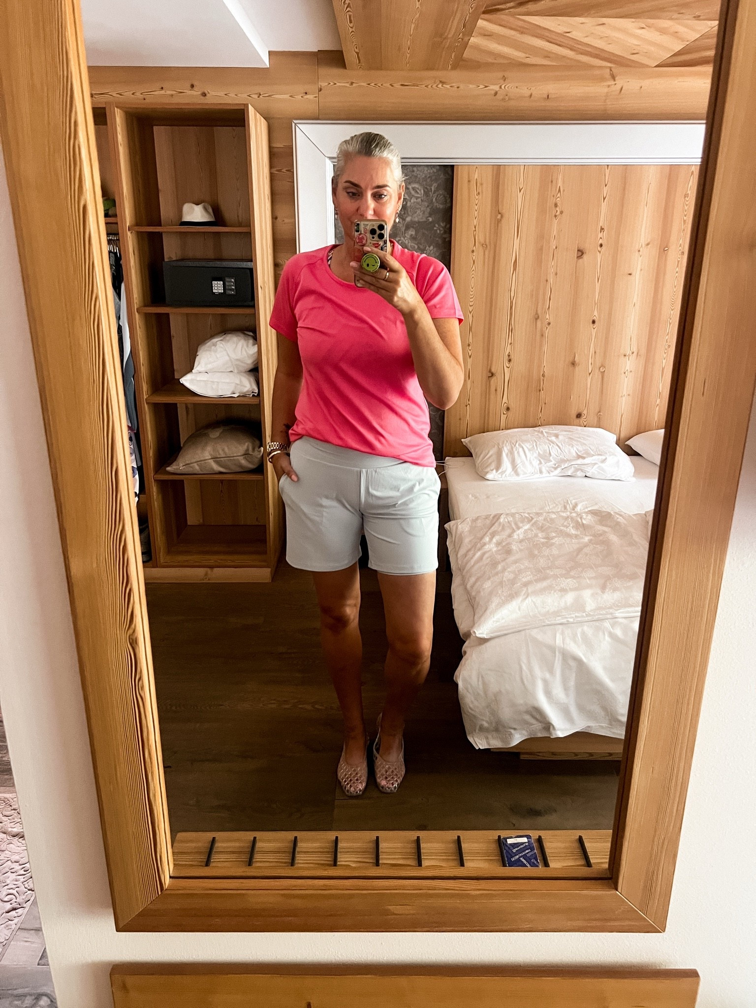 OOTD - Zondag overdag. Roze sportshirt van Endurance (42) en lichtblauwe Halara short (M). Uiteraard heb ik later mijn waterschoenen ingeruild voor mijn bergschoenen 😅

#LTKeurope #LTKsummer #LTKfitness