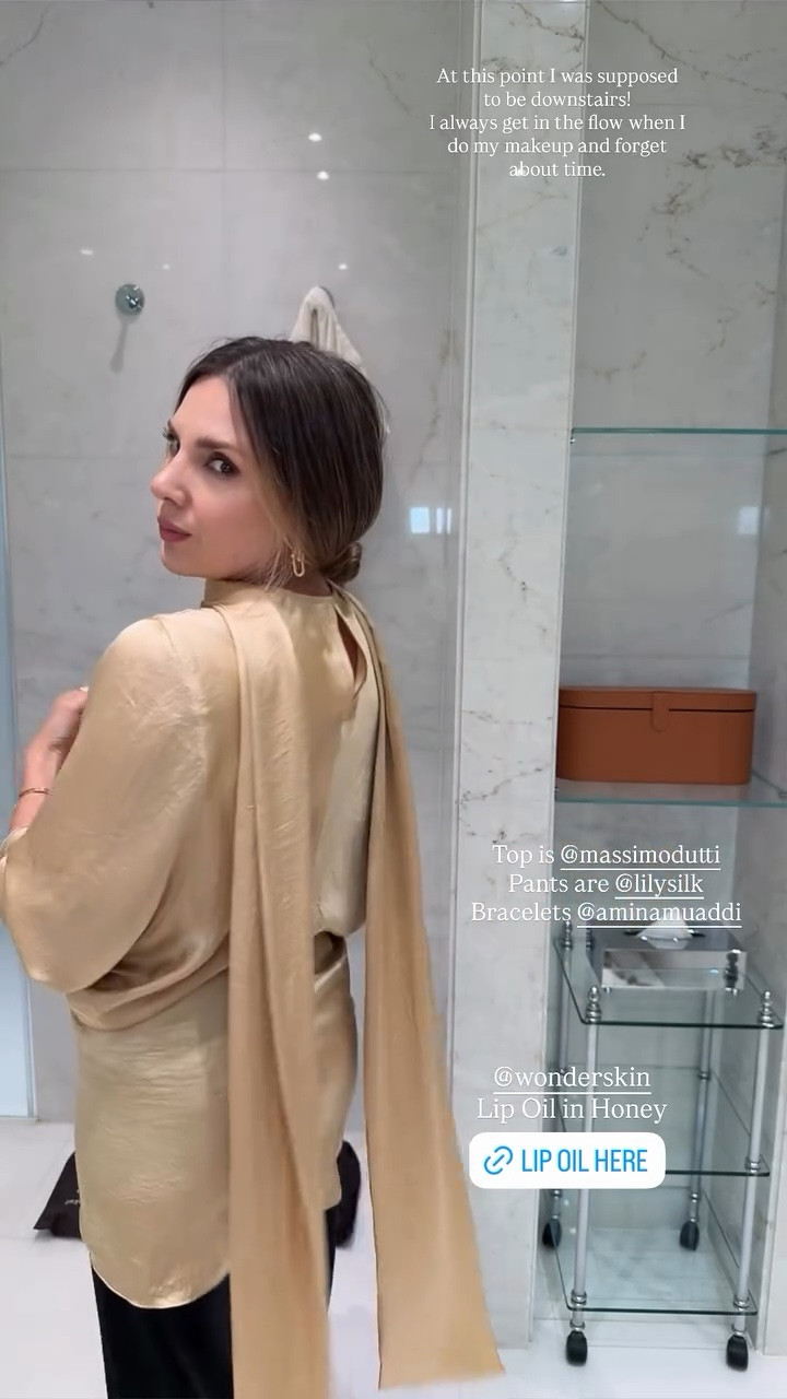 At this point I was supposed to be downstairs!
I always get in the flow when I do my makeup and forget about time. @wonderskin 
Lip Oil in Honey Top is @massimodutti 
Pants are @lilysilk 
Bracelets @aminamuaddi