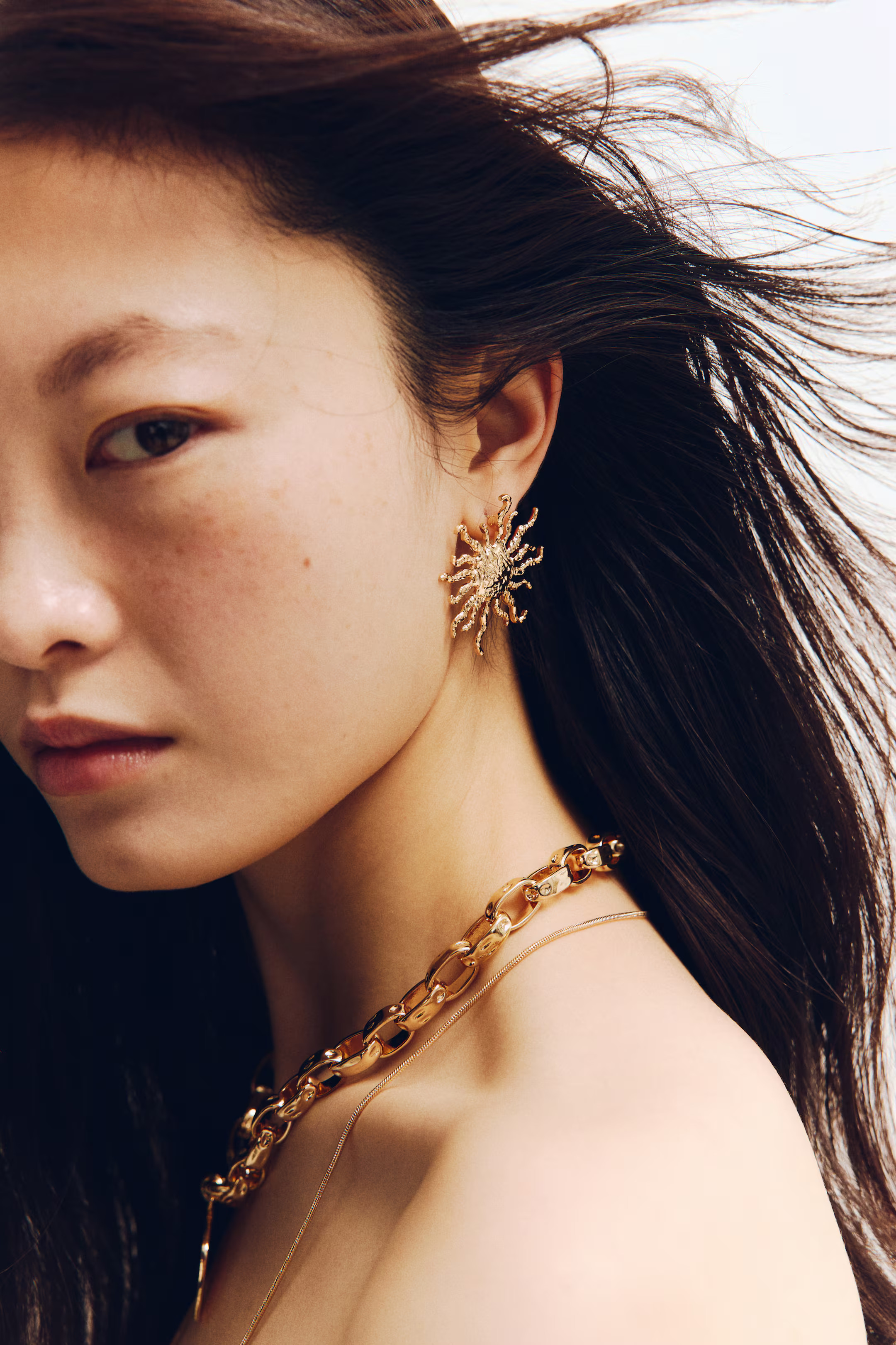 Sun-shaped earrings | H&M (UK, MY, IN, SG, PH, TW, HK)