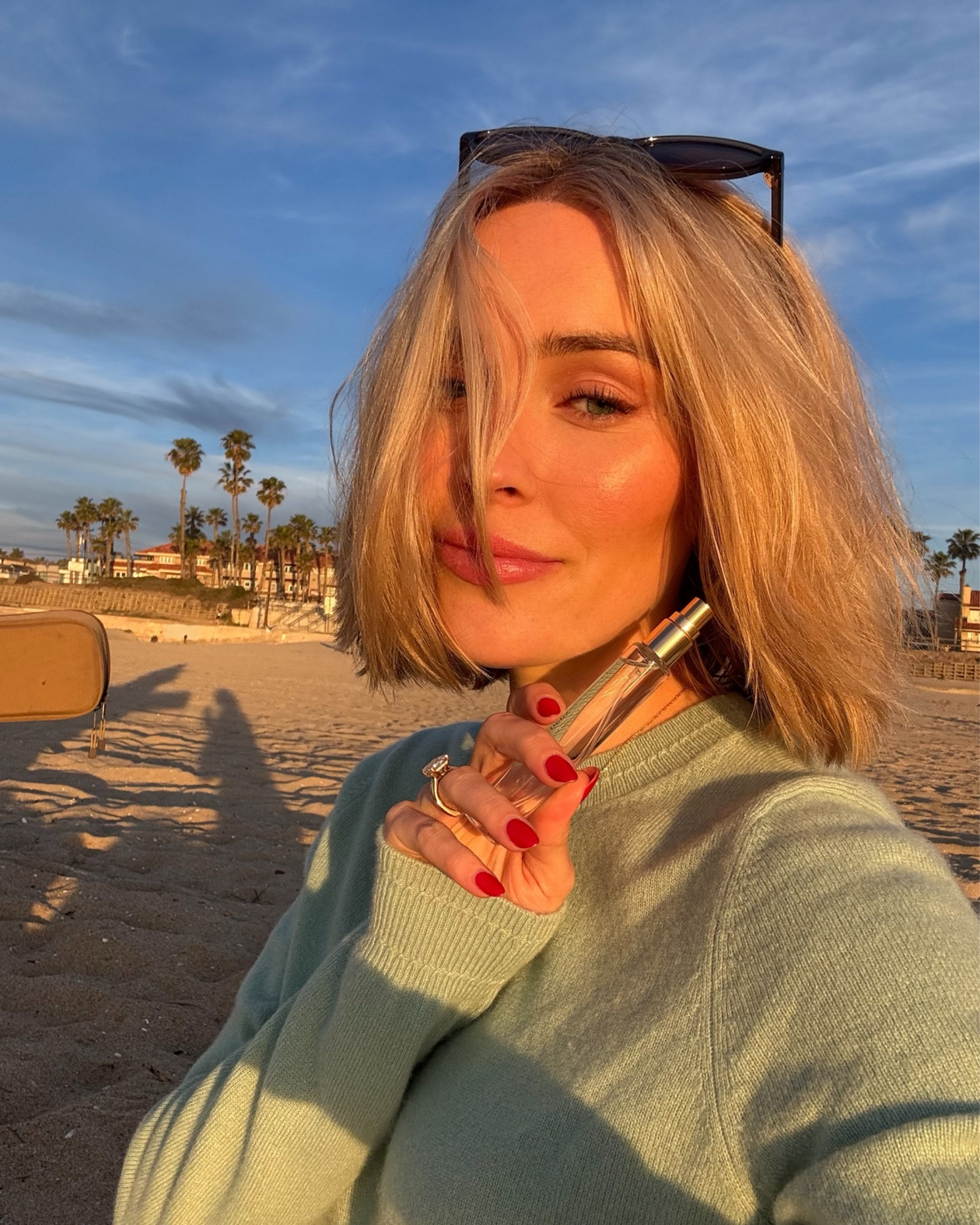 obsessed with this perfume 💛✨