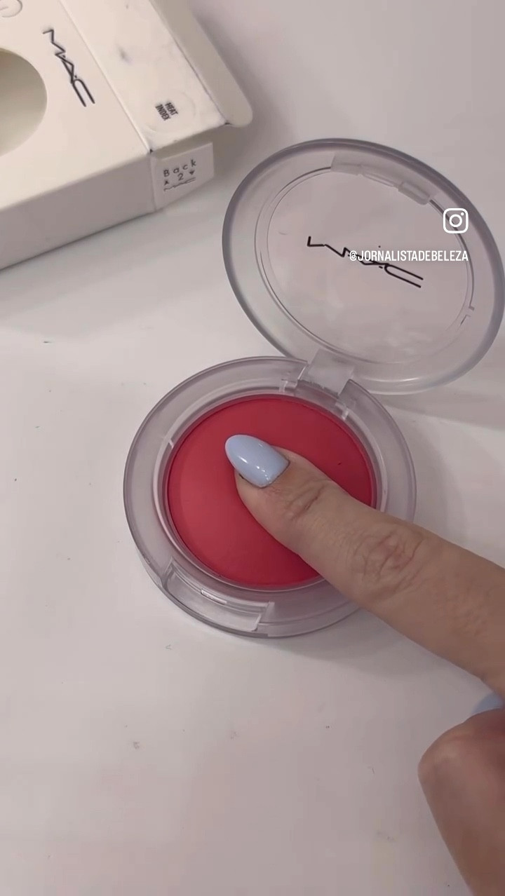 O blushinho mais gostoso de todos! E além disso é extremamente pratico- pra usar com as pontas dos dedos aonde quiser! Esse é cor Heat Index, um fuchsia vibrante lindo #ltkbrasil #maccosmetics #blush #glowplay #macglowplay 