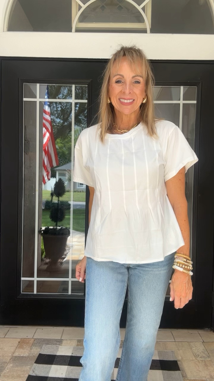 This top looks so much like the pricier version but will save you over $90.
Wearing a medium. Runs TTS


#LTKVideo #LTKFindsUnder50 #LTKOver40