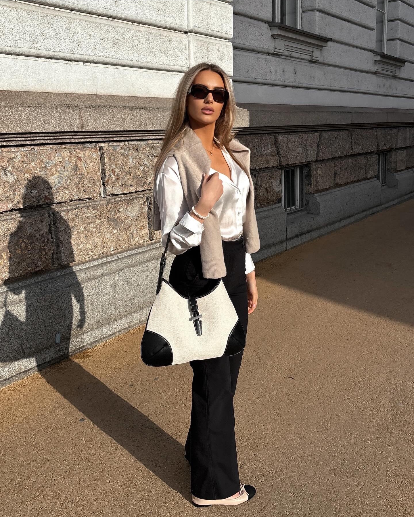 Chic classic outfit for everyday.
Neutral minimal style