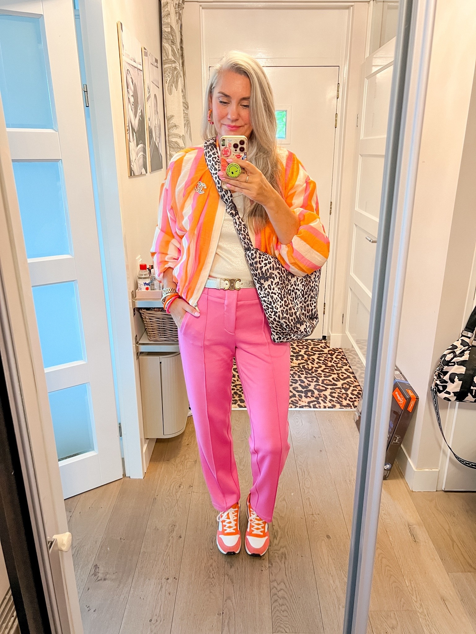 OOTD - Vrijdag. Een beige singlet met zilveren glans (Summum, xl) op een roze pantalon (Gmaxx, ly, 42), oranje met roze gestreept jasje (Zara, c, L), ruime leopard print puffer tas en roze met oranje sneakers.

#LTKnederlands #LTKeurope #LTKmidsize