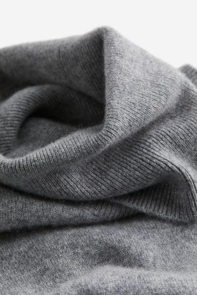 Cashmere polo-neck jumper | H&M (UK, MY, IN, SG, PH, TW, HK)