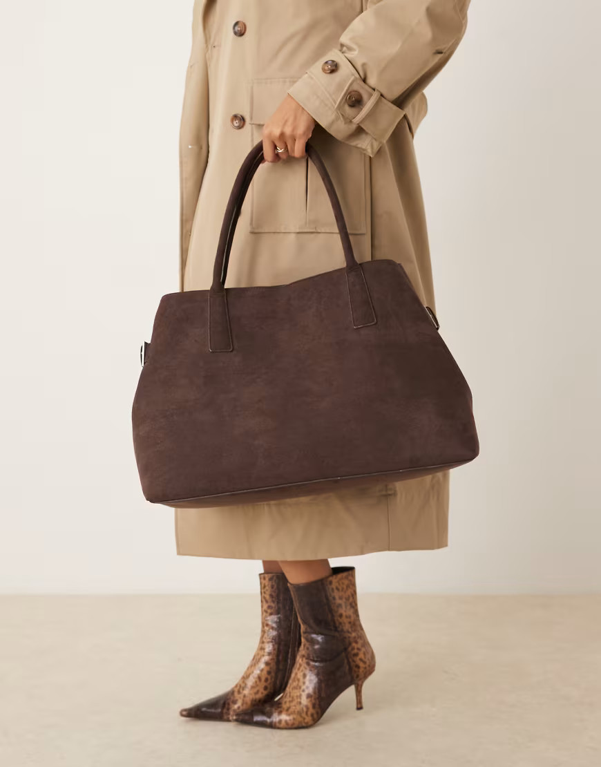 Gina Tricot – Große Tragetasche aus dunkelbraunem Wildlederimitat mit seitlichem Schnallengürtel-Detail | ASOS (Global)