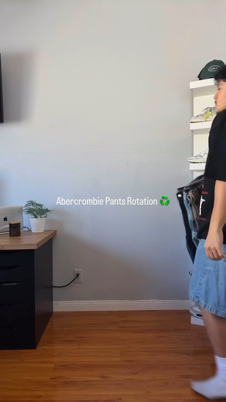 Exact pants are on my LTK in my bio. They got some of the best 👌 

#streetwear #baggyjeans #abercrombie #mensfashion #outfitideas