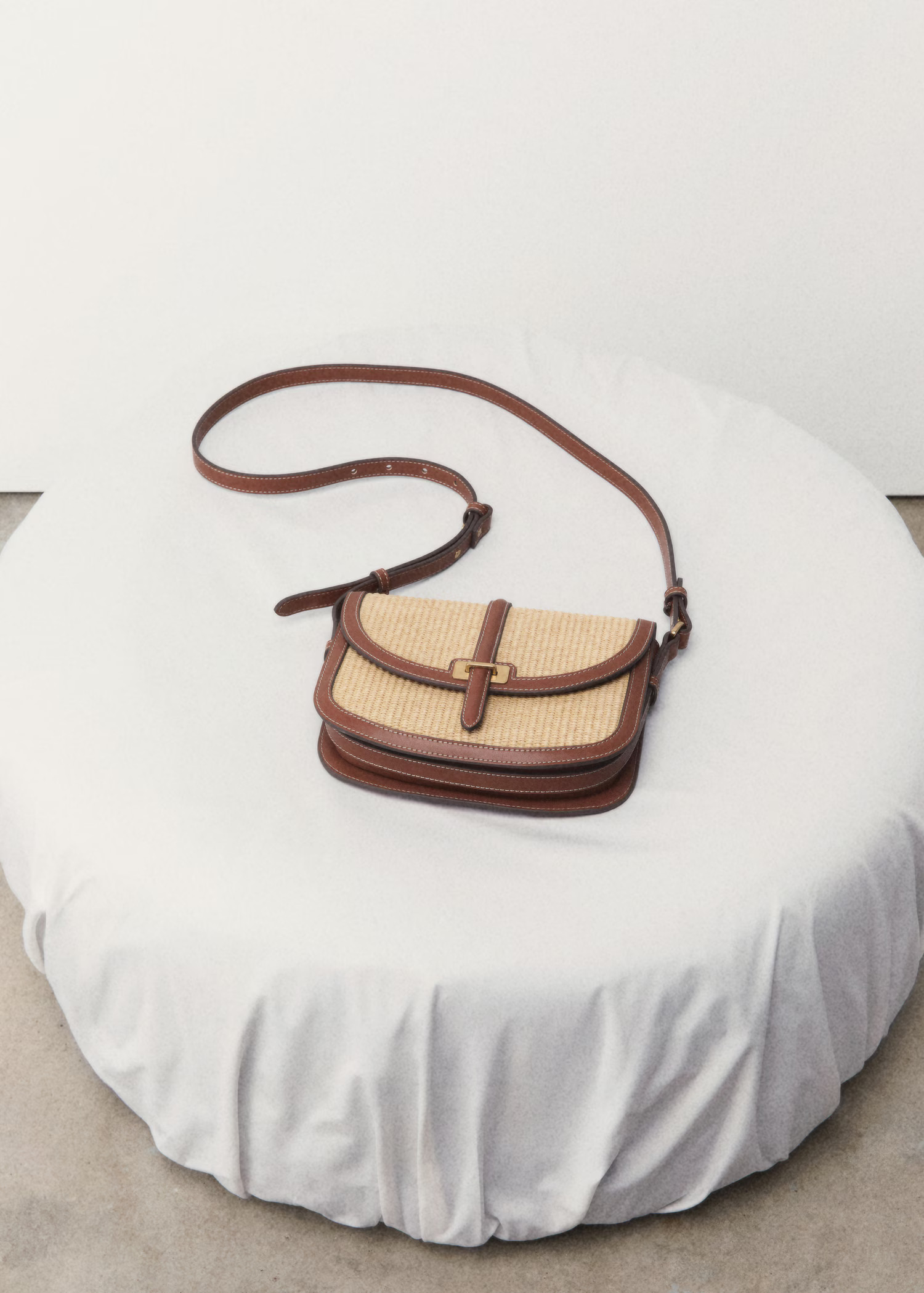 Raffia-effect shoulder bag - Women | MANGO USA | Mango (US/MX/AU)