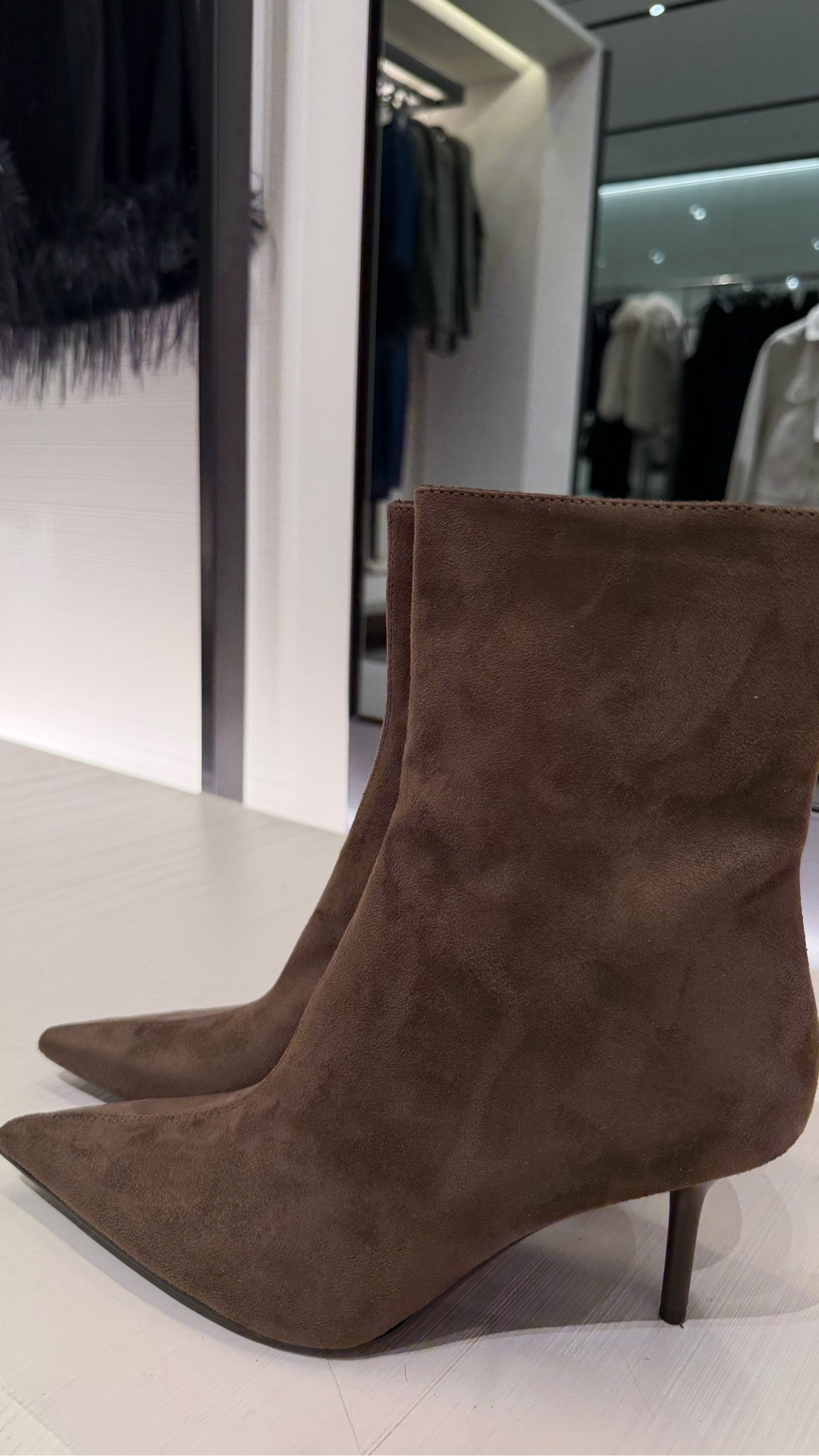 My skirt is from a few years from express. But I’ve linked a very similar one 🤎 for reference I use size 2 or small 

 Styling a leather skirt backwards. 🫣
No me gusta la apertura atrás y casi la dañó cortándola adelante también. Hoy decidí usarla de diferente manera. 