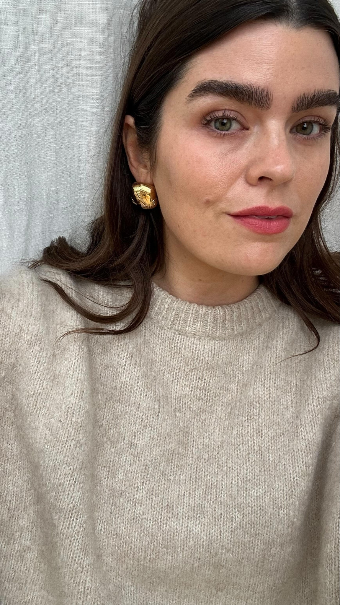 Make sure you’re sitting down - I’m wearing a RED LIPSTICK?! A few tips if you’re a bit averse to colour (like me):

- Find a tone that works for you. @merit in Vermillion is a rich, deep and muted red, so it works well with my ‘true autumn’ palette. 
- Apply in light layers - it makes it easier to correct mistakes. 
- Take a cotton bud and use one end to push in the colour and the other to blur the edges.
- Use your finger to apply another layer if you feel you want to amp back up the colour. 

#RedLipstick #LipstickTips #FestiveMakeup