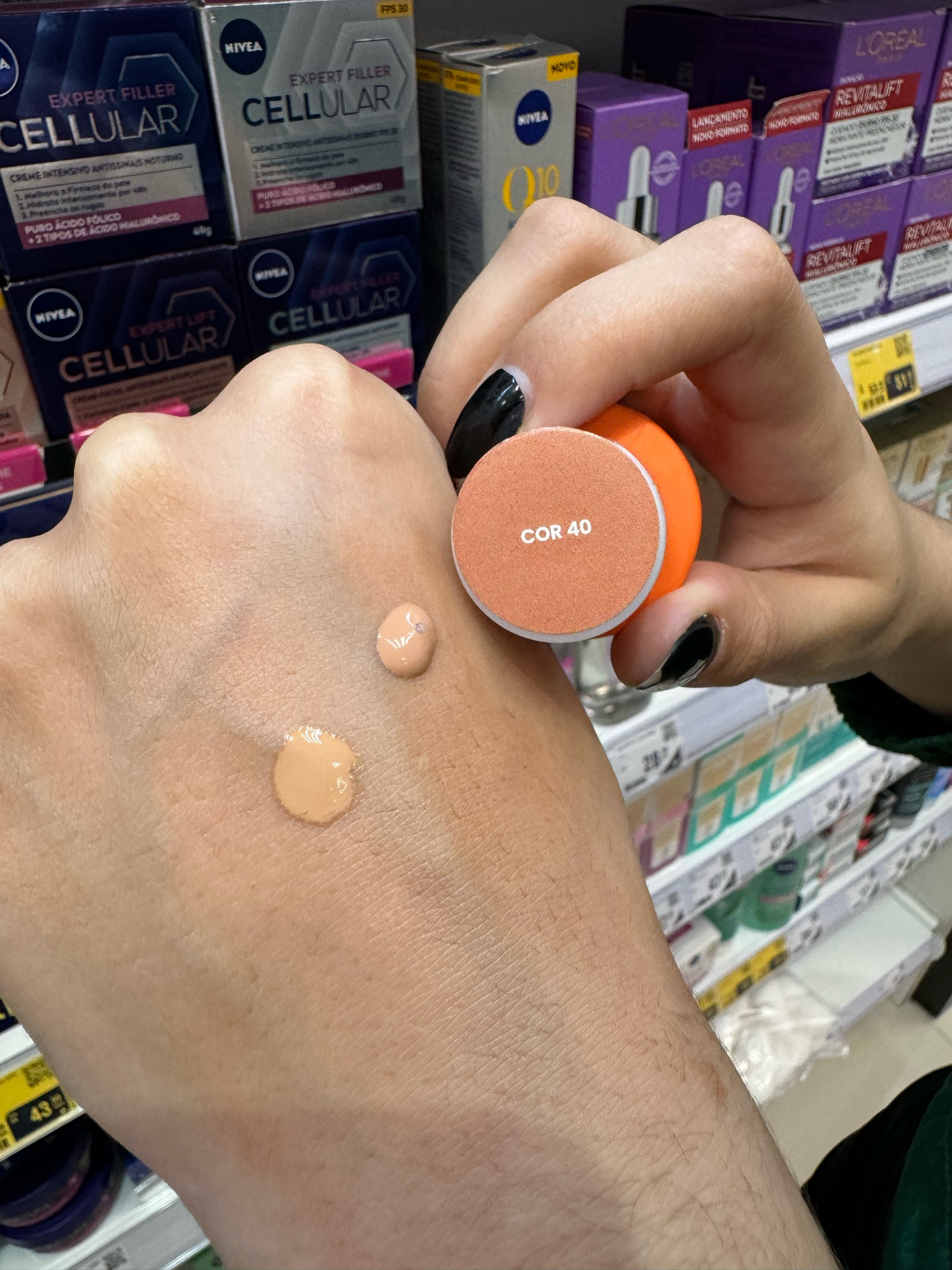 Sabia que a Sallve possui protetor solar facial FPS60 com cor? 
Com cobertura leve em 10 cores, toque seco e alta proteção UVA/UVB. uniformiza o tom da pele, é compatível com maquiagem, não esfarela, não escorre e não arde os olhos.
A da foto e a cor40.
O fundo dela é rosado.
Comparando 30 com 40. 
#LTKwinter #LTKbeauty #LTKbrasil

#LTKbrasil #LTKwinter #LTKbeauty

#LTKbeauty #LTKbrasil #LTKwinter